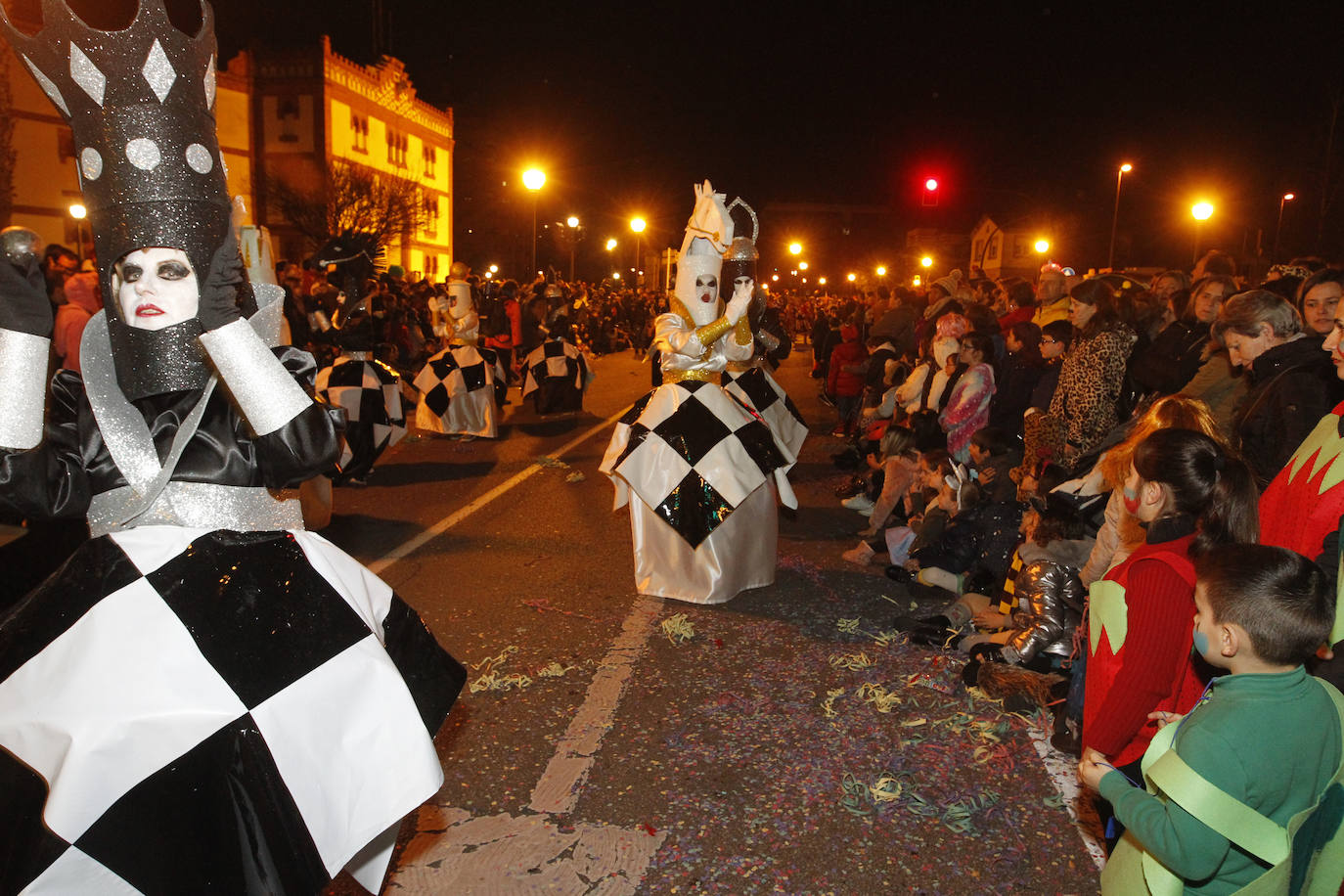 Más de 2.000 personas en 45 grupos diferentes,y nueve charangas han recorrido las calles de Gijón ante la atenta mirada de miles de personas que no han querido perderse el gran ambiente festivo.