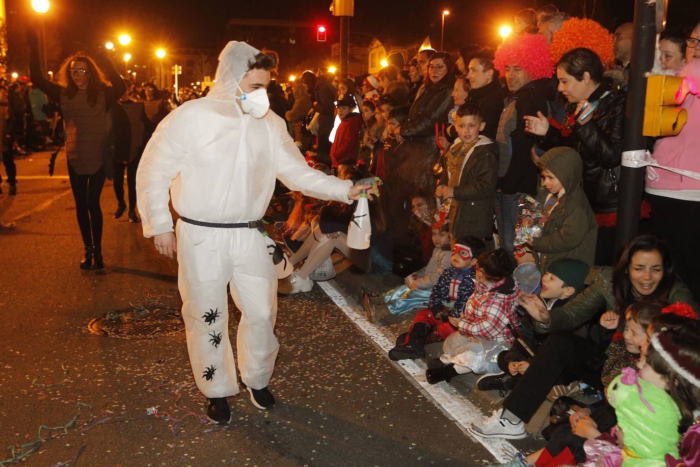 Más de 2.000 personas en 45 grupos diferentes,y nueve charangas han recorrido las calles de Gijón ante la atenta mirada de miles de personas que no han querido perderse el gran ambiente festivo.