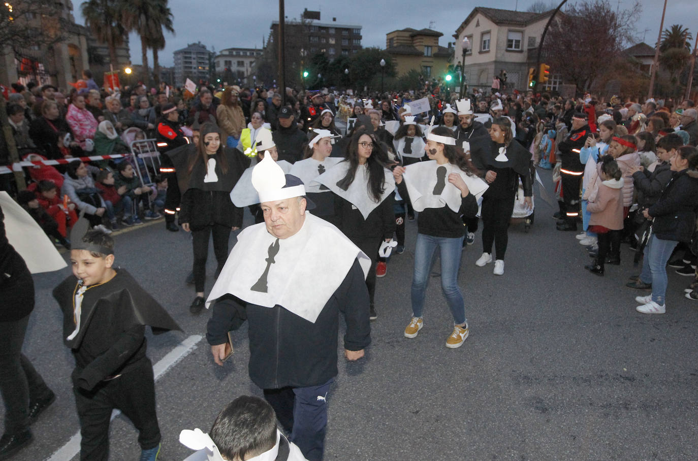 Más de 2.000 personas en 45 grupos diferentes,y nueve charangas han recorrido las calles de Gijón ante la atenta mirada de miles de personas que no han querido perderse el gran ambiente festivo.