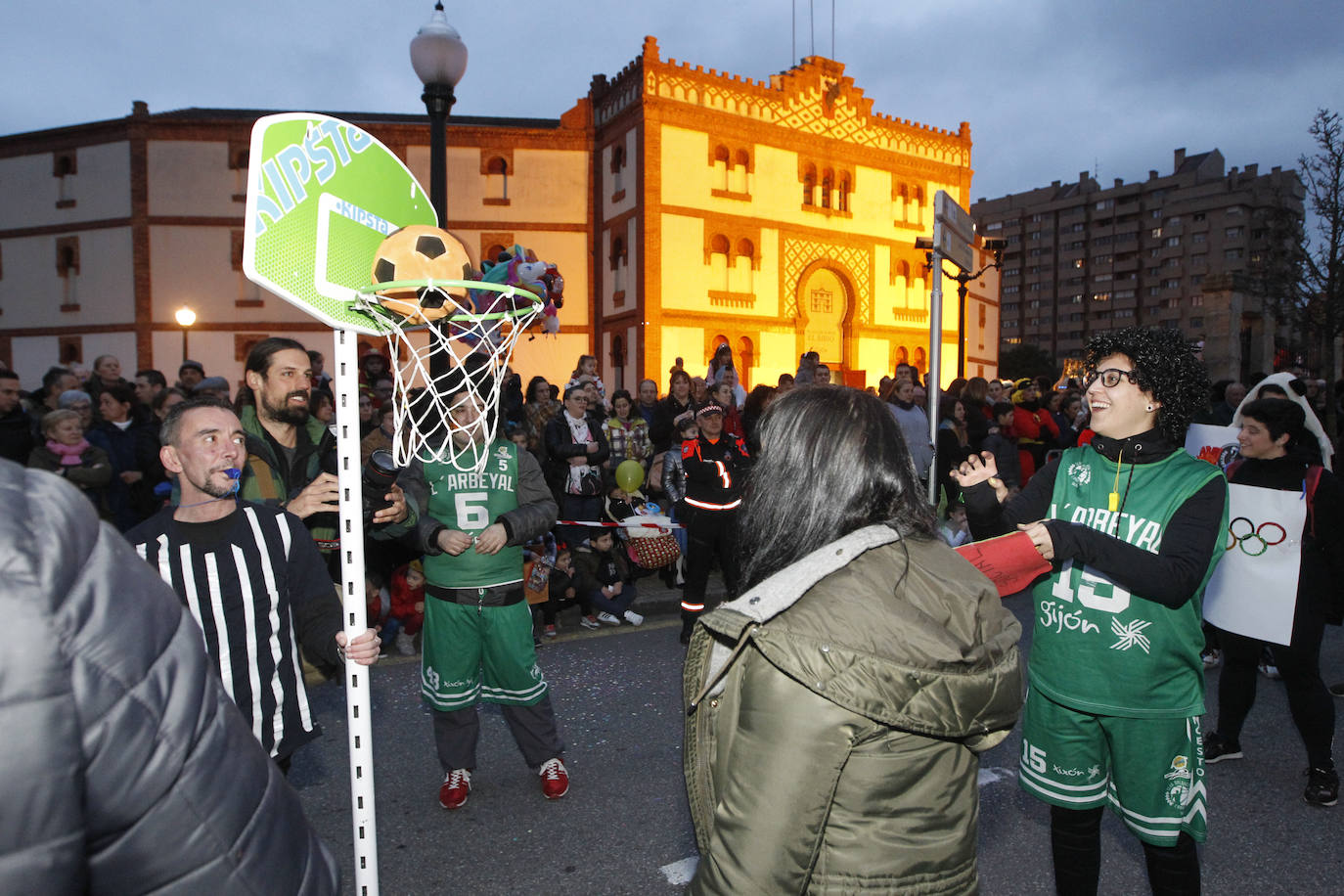 Más de 2.000 personas en 45 grupos diferentes,y nueve charangas han recorrido las calles de Gijón ante la atenta mirada de miles de personas que no han querido perderse el gran ambiente festivo.