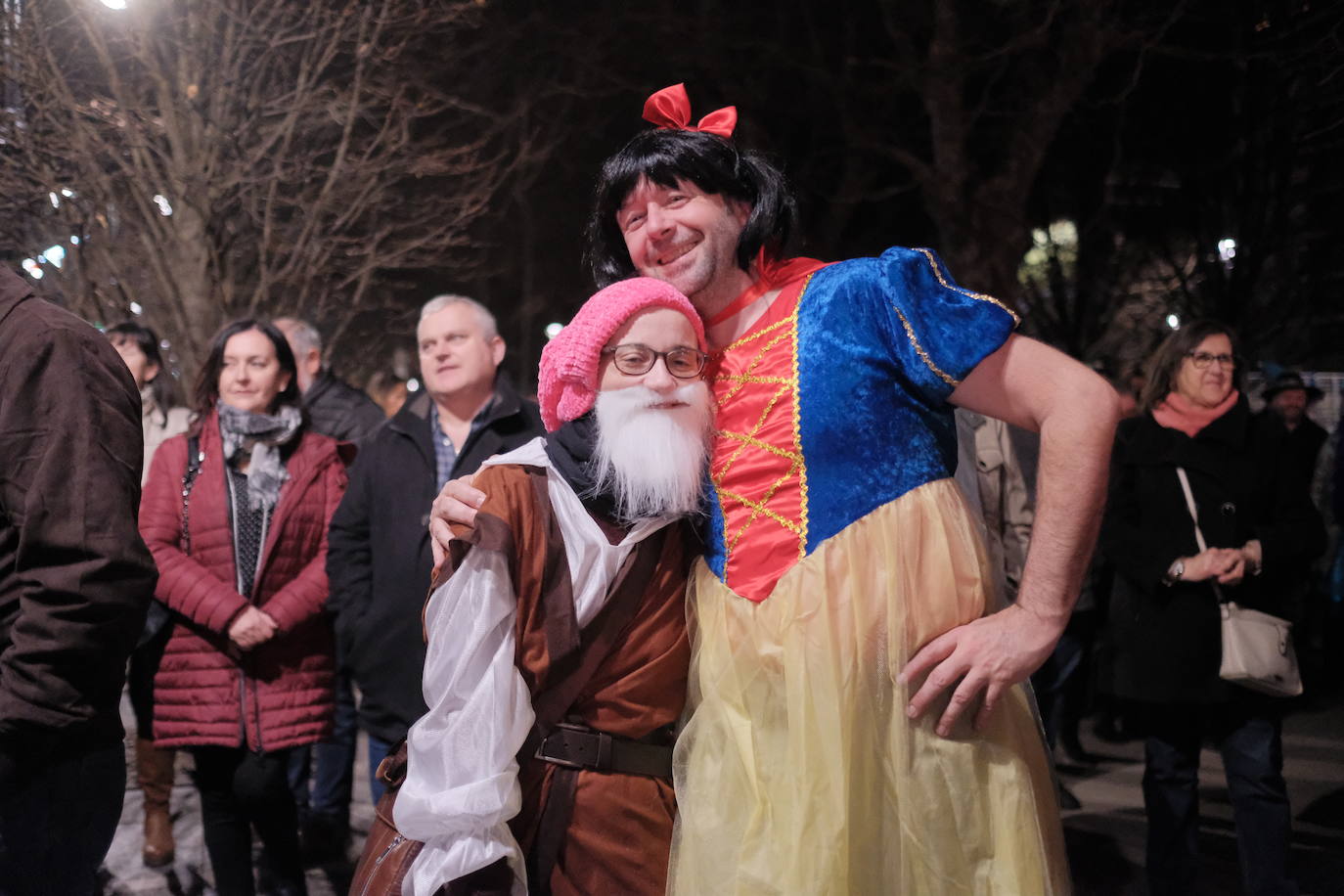 Las calles de Gijón se han llenado de color y máscaras para celebrar el antroxu más animado.