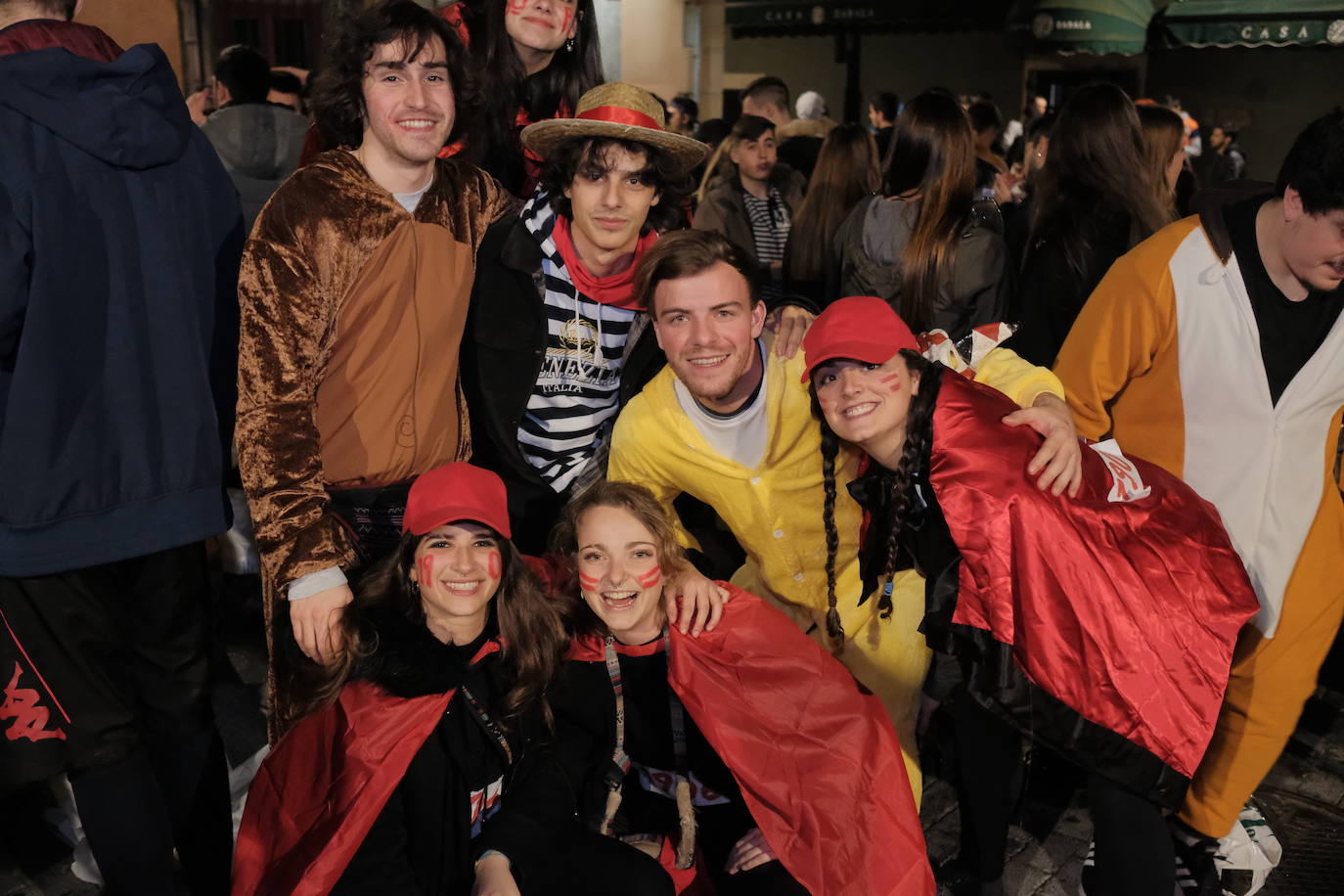 Las calles de Gijón se han llenado de color y máscaras para celebrar el antroxu más animado.