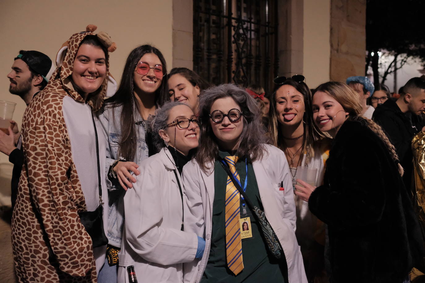 Las calles de Gijón se han llenado de color y máscaras para celebrar el antroxu más animado.