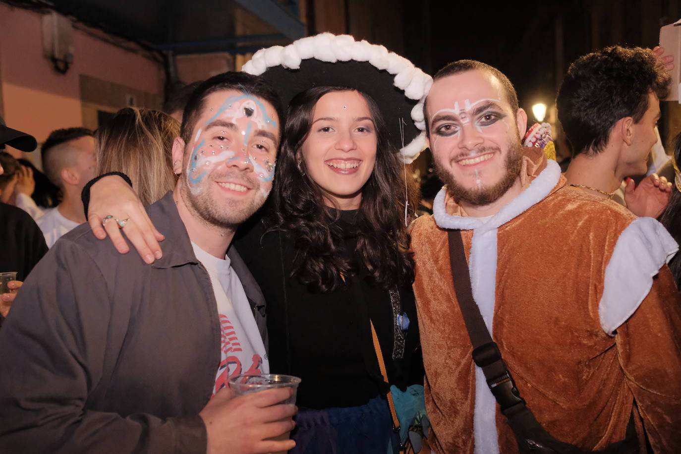 Las calles de Gijón se han llenado de color y máscaras para celebrar el antroxu más animado.