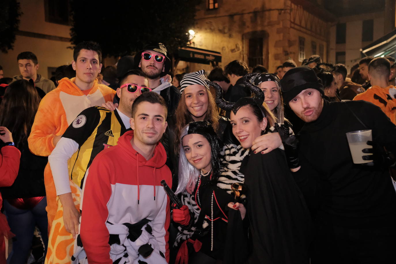 Las calles de Gijón se han llenado de color y máscaras para celebrar el antroxu más animado.