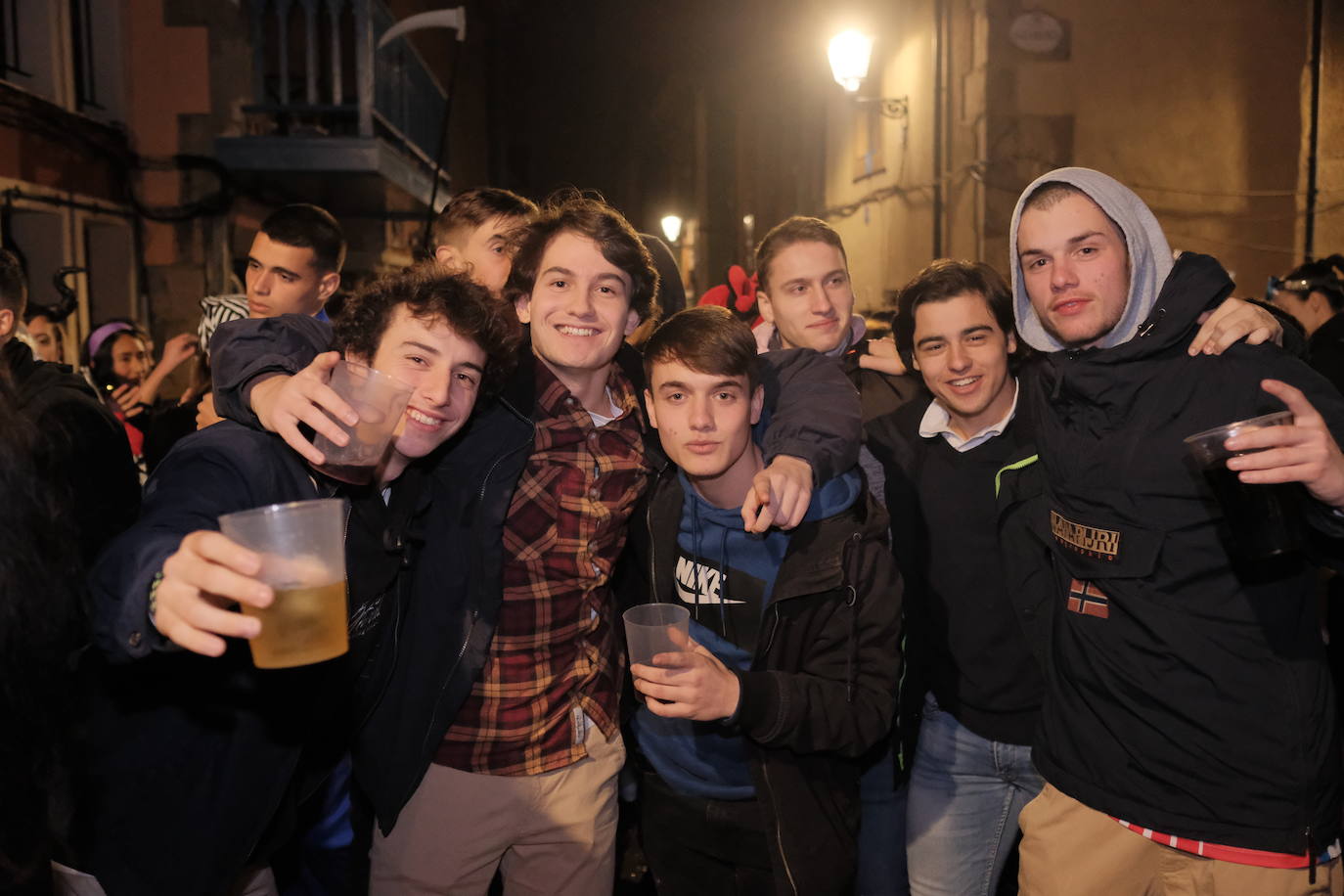 Las calles de Gijón se han llenado de color y máscaras para celebrar el antroxu más animado.