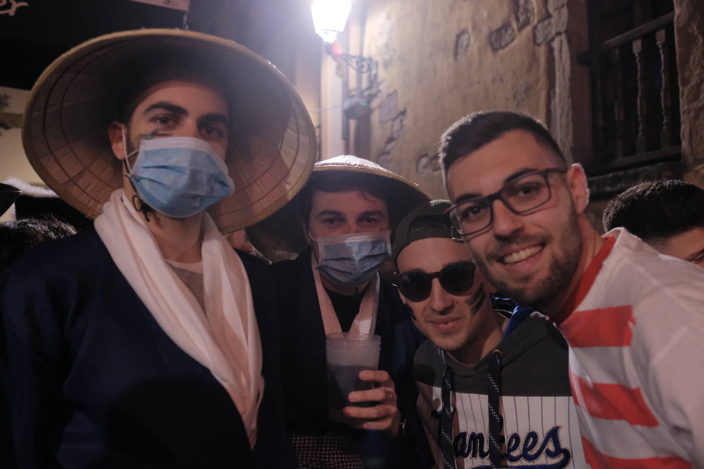 Las calles de Gijón se han llenado de color y máscaras para celebrar el antroxu más animado.