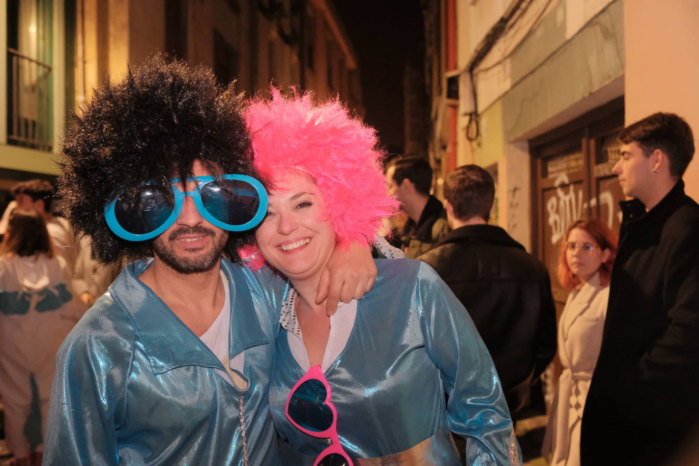 Las calles de Gijón se han llenado de color y máscaras para celebrar el antroxu más animado.