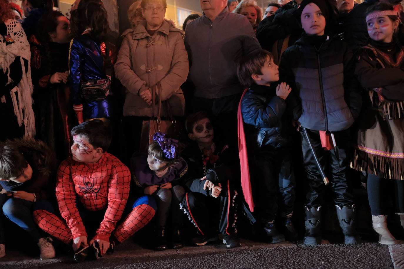 Las calles de Gijón se han llenado de color y máscaras para celebrar el antroxu más animado.