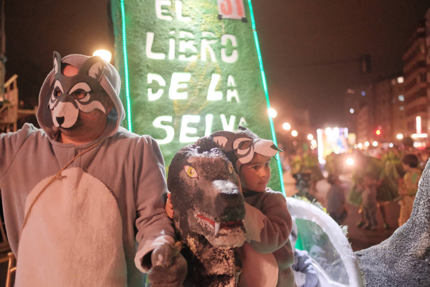 Las calles de Gijón se han llenado de color y máscaras para celebrar el antroxu más animado.