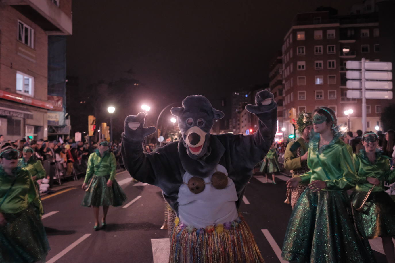 Las calles de Gijón se han llenado de color y máscaras para celebrar el antroxu más animado.