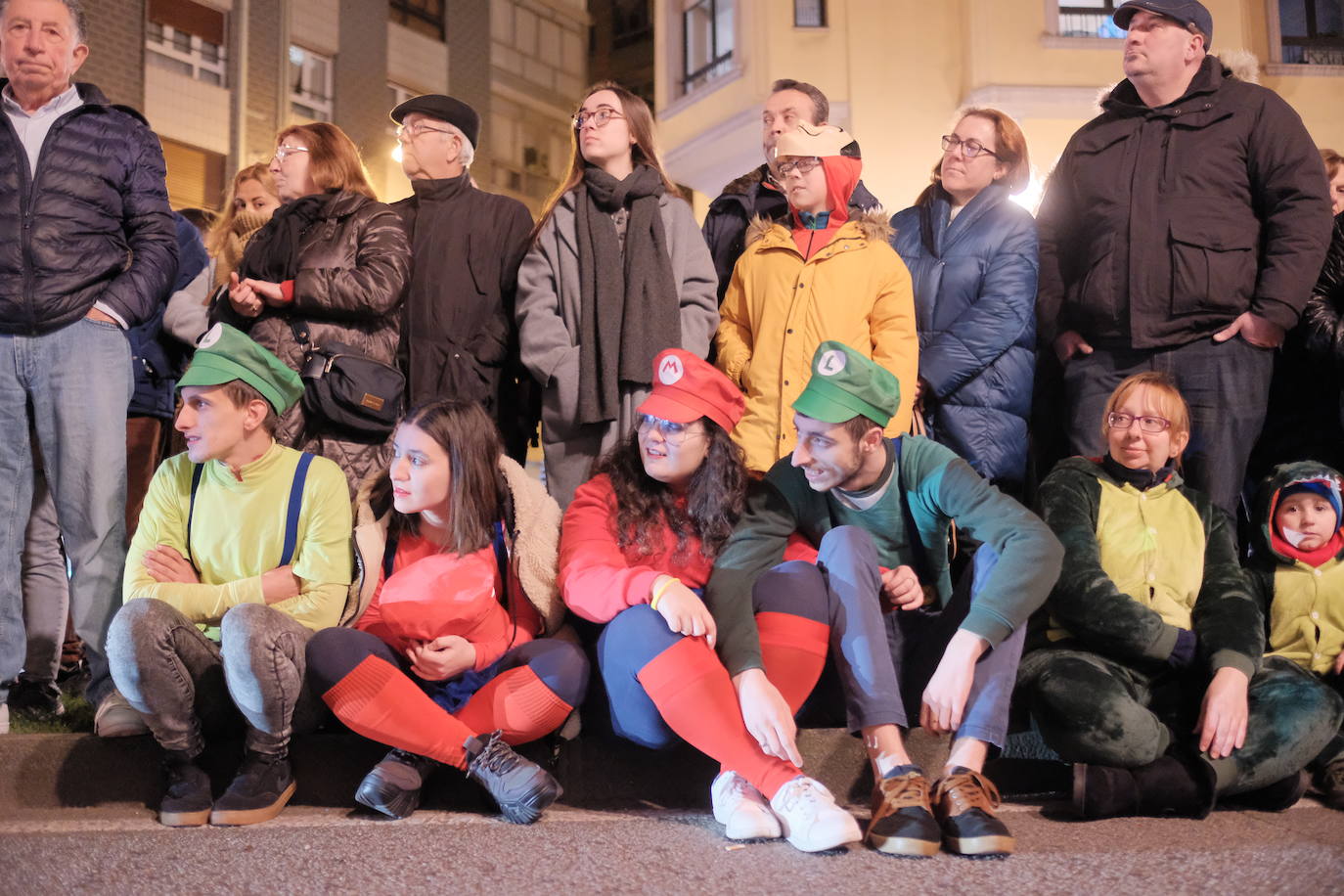 Las calles de Gijón se han llenado de color y máscaras para celebrar el antroxu más animado.