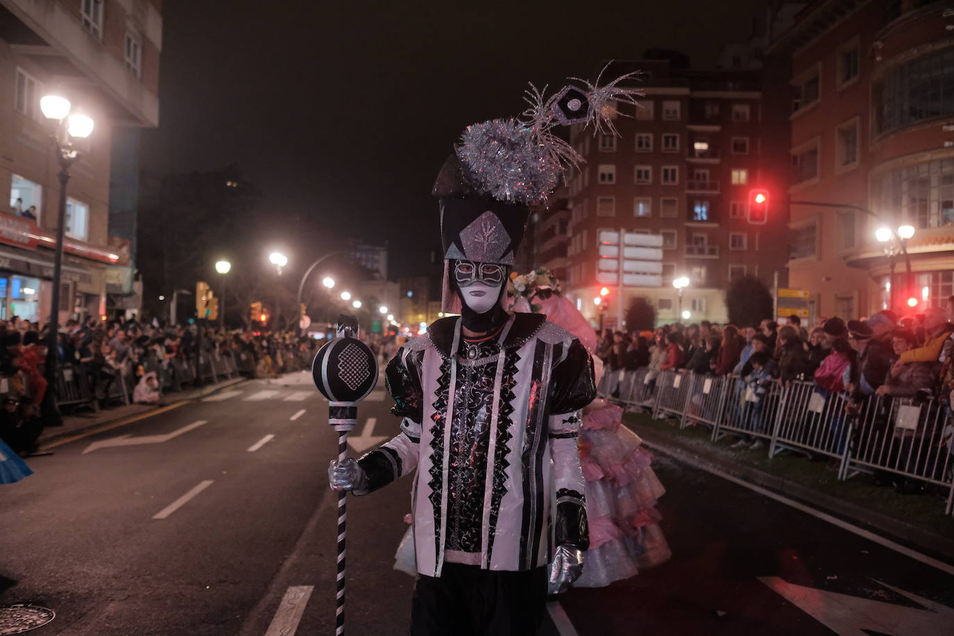 Las calles de Gijón se han llenado de color y máscaras para celebrar el antroxu más animado.