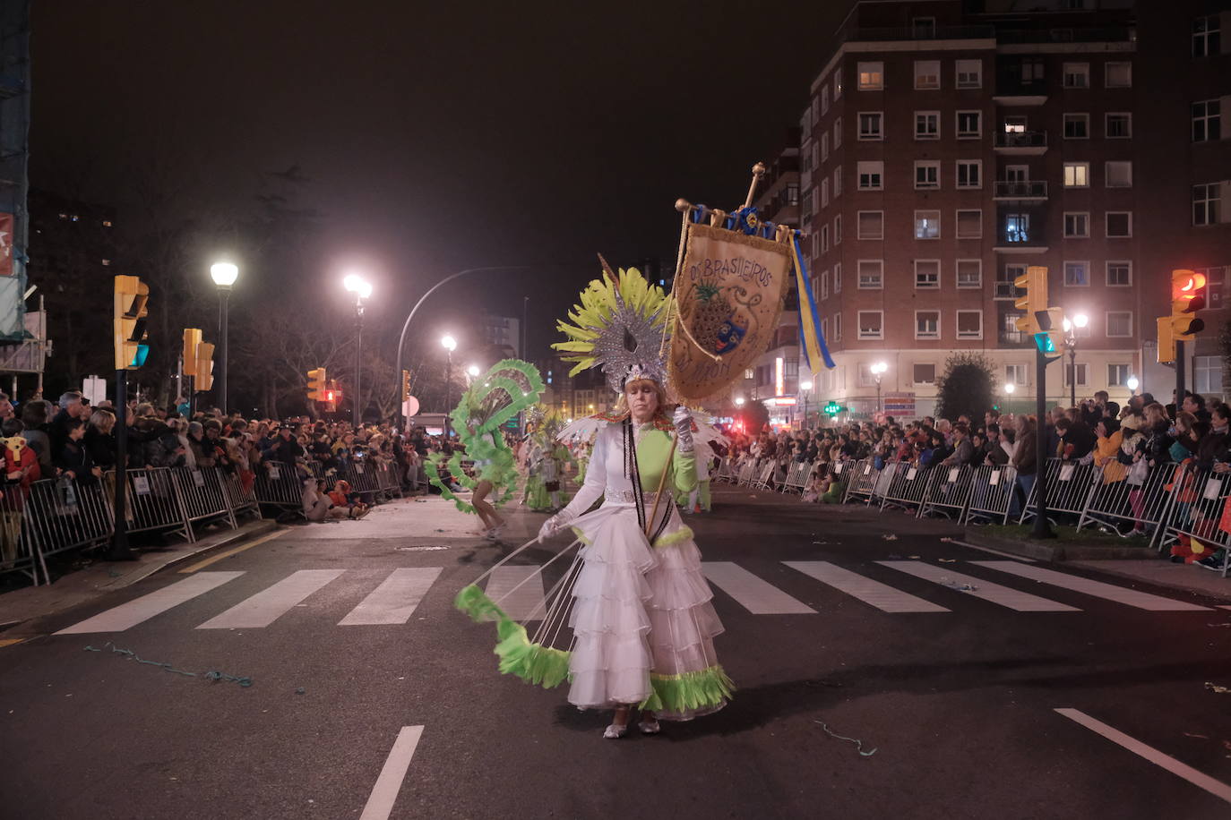 Las calles de Gijón se han llenado de color y máscaras para celebrar el antroxu más animado.