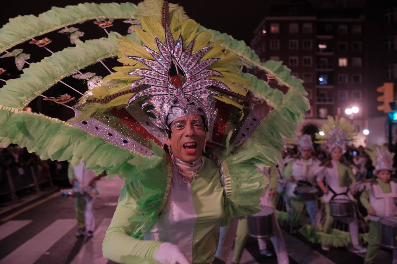 Las calles de Gijón se han llenado de color y máscaras para celebrar el antroxu más animado.