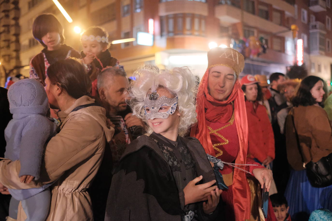 Las calles de Gijón se han llenado de color y máscaras para celebrar el antroxu más animado.