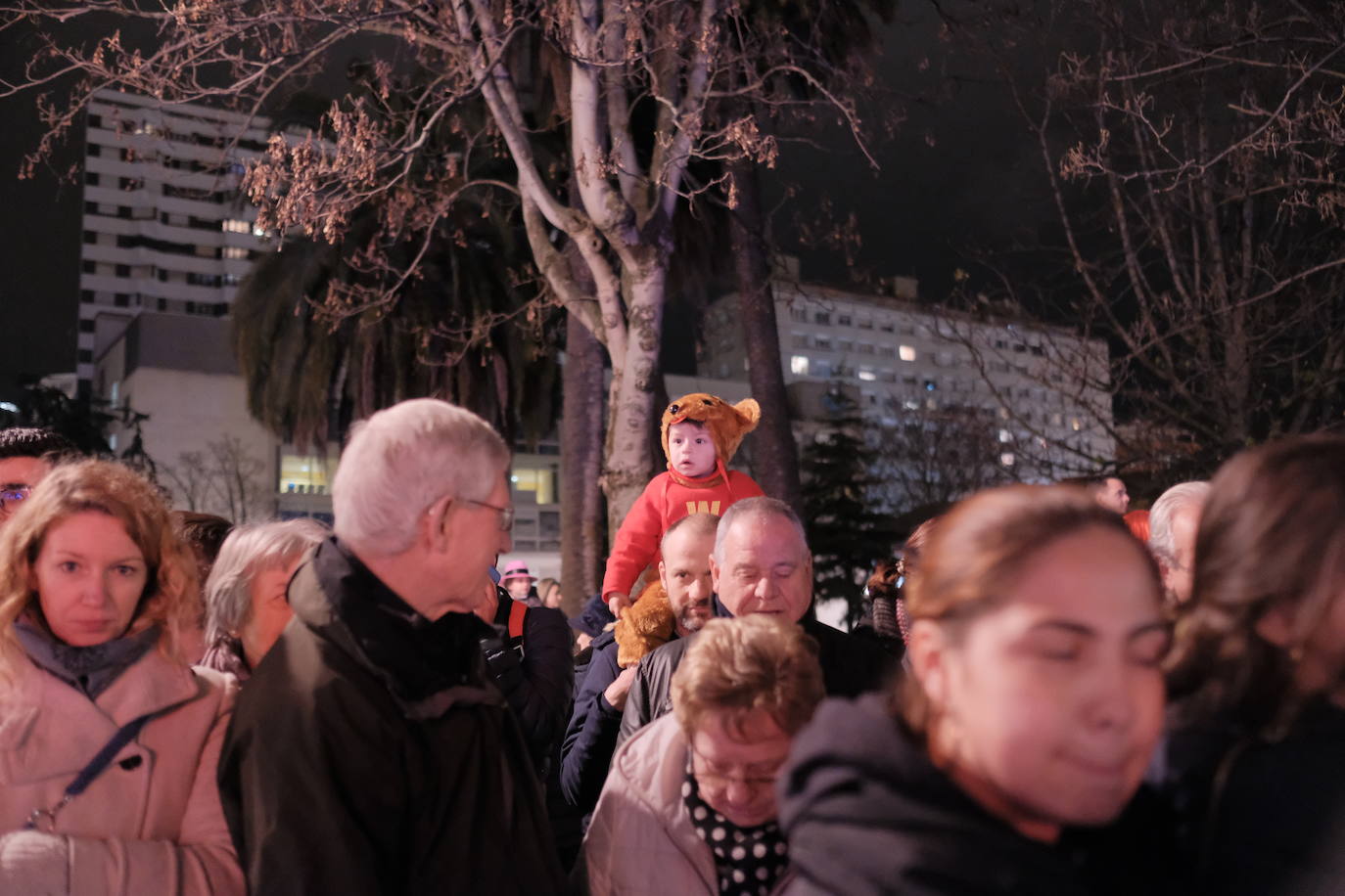 Las calles de Gijón se han llenado de color y máscaras para celebrar el antroxu más animado.