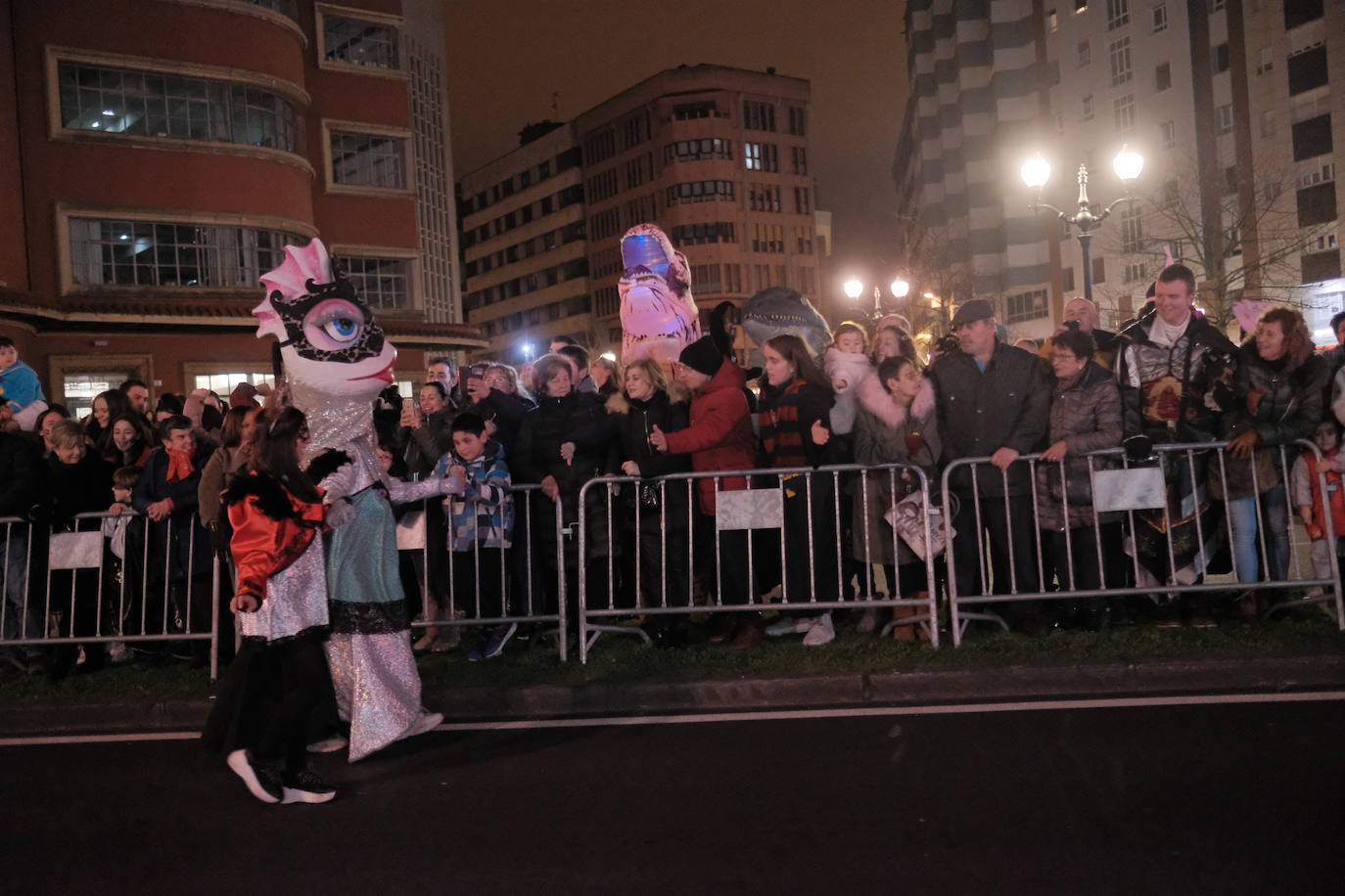 Las calles de Gijón se han llenado de color y máscaras para celebrar el antroxu más animado.