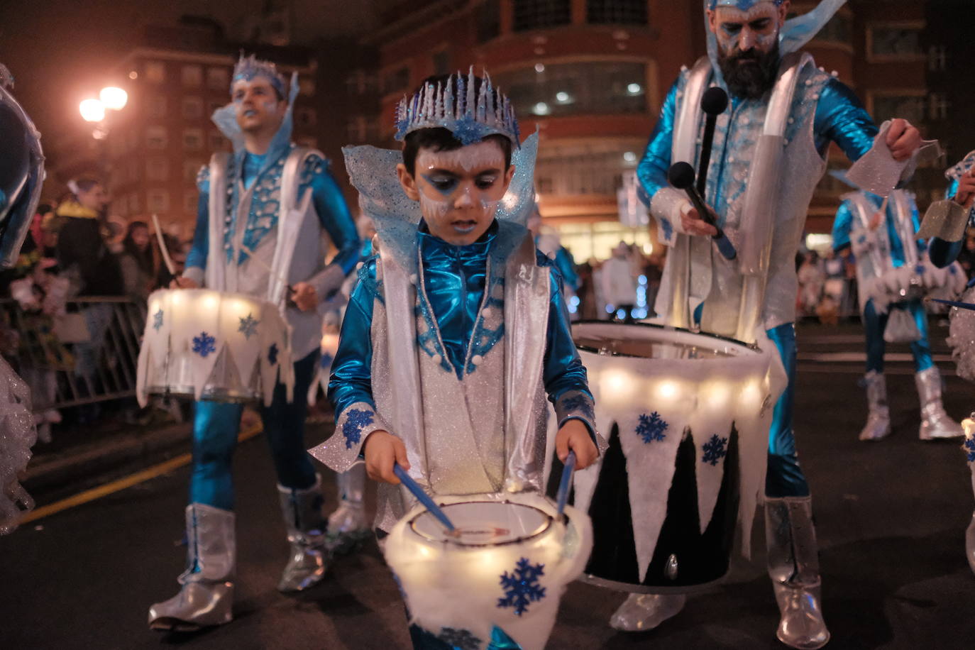 Las calles de Gijón se han llenado de color y máscaras para celebrar el antroxu más animado.