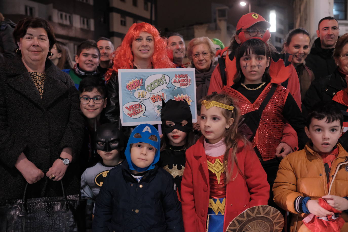 Las calles de Gijón se han llenado de color y máscaras para celebrar el antroxu más animado.