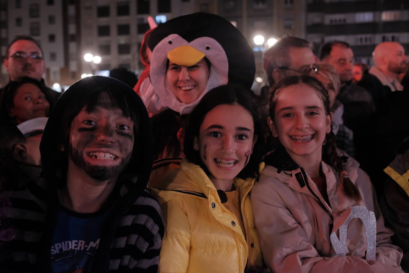 Las calles de Gijón se han llenado de color y máscaras para celebrar el antroxu más animado.