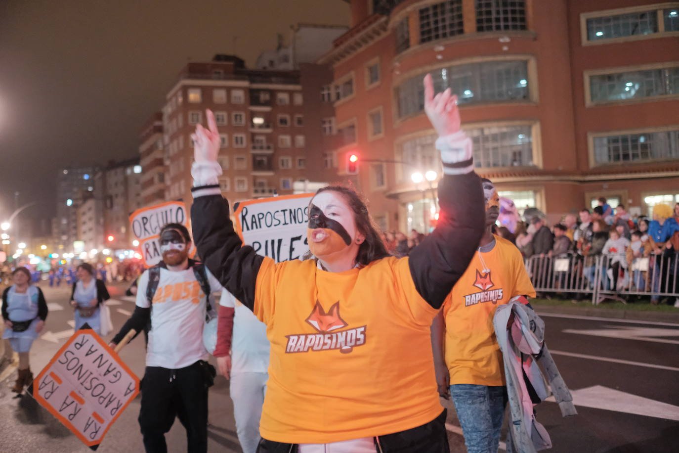 Las calles de Gijón se han llenado de color y máscaras para celebrar el antroxu más animado.