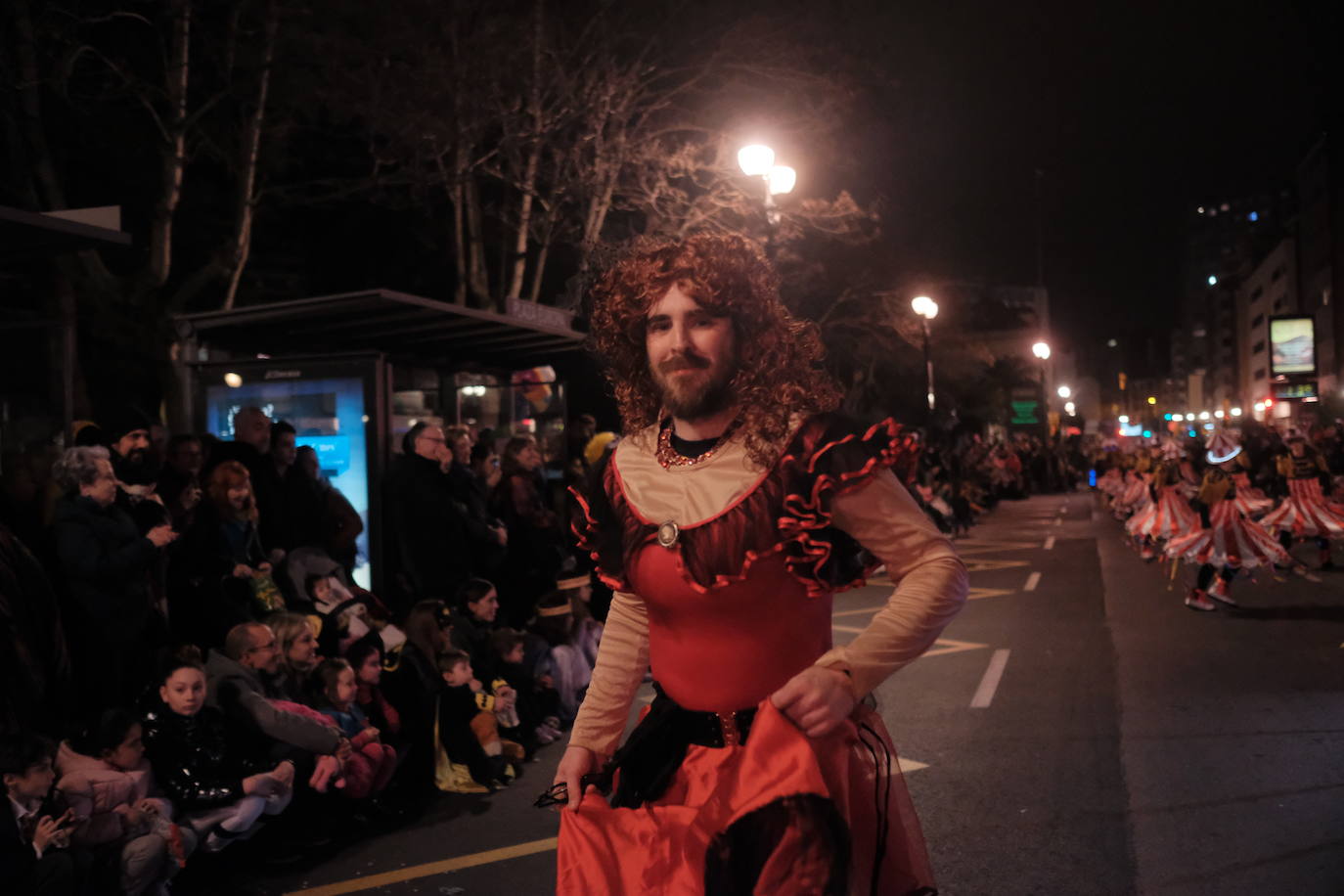 Las calles de Gijón se han llenado de color y máscaras para celebrar el antroxu más animado.