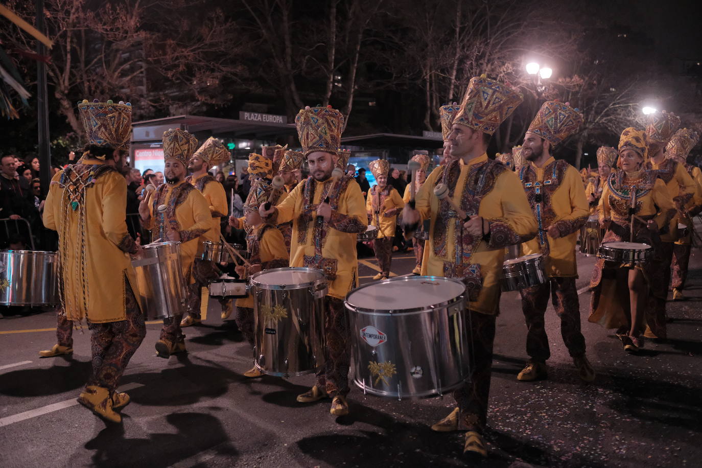 Las calles de Gijón se han llenado de color y máscaras para celebrar el antroxu más animado.