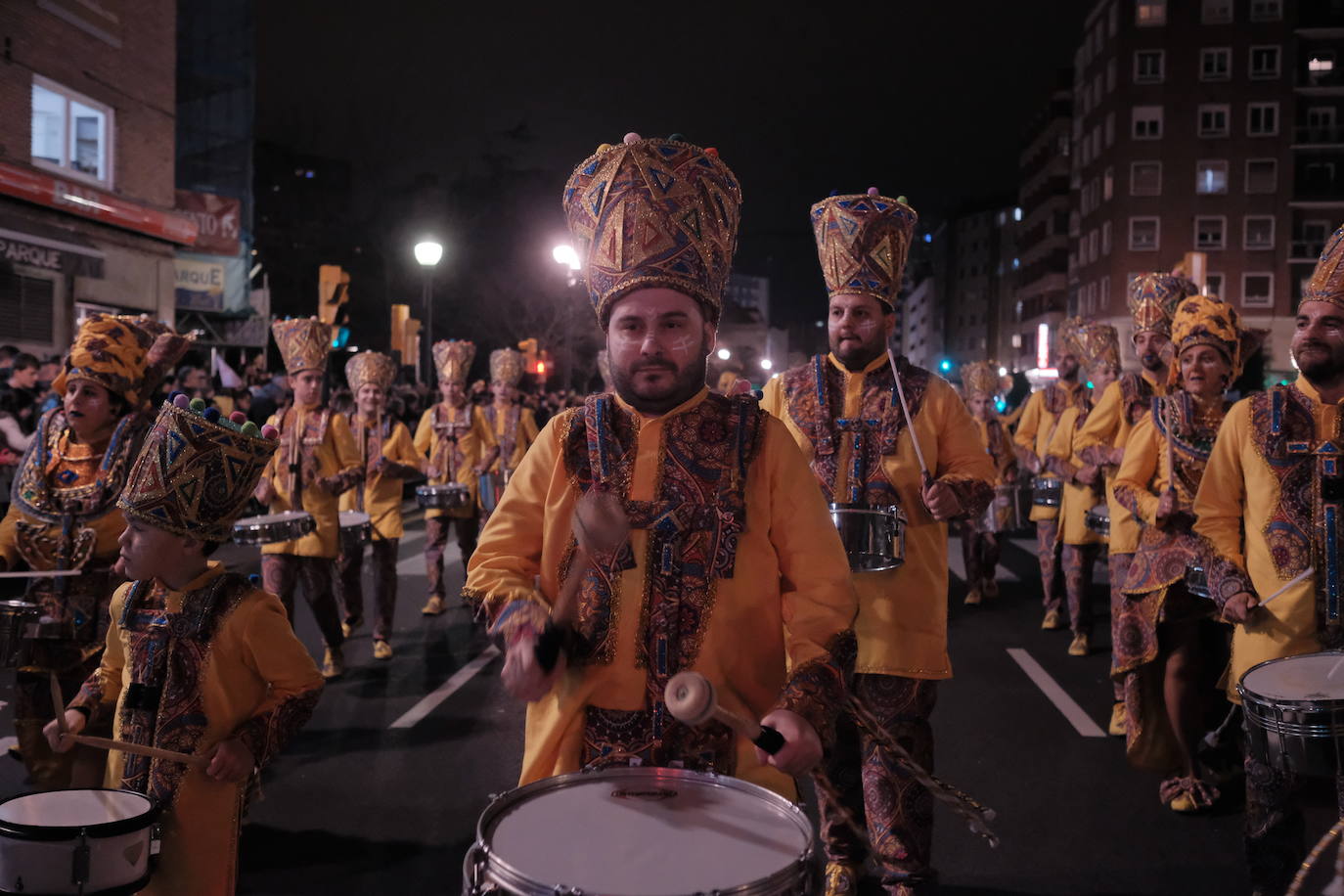 Las calles de Gijón se han llenado de color y máscaras para celebrar el antroxu más animado.