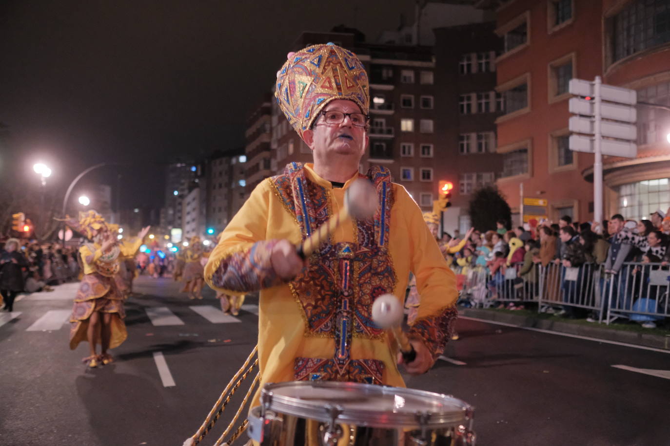 Las calles de Gijón se han llenado de color y máscaras para celebrar el antroxu más animado.