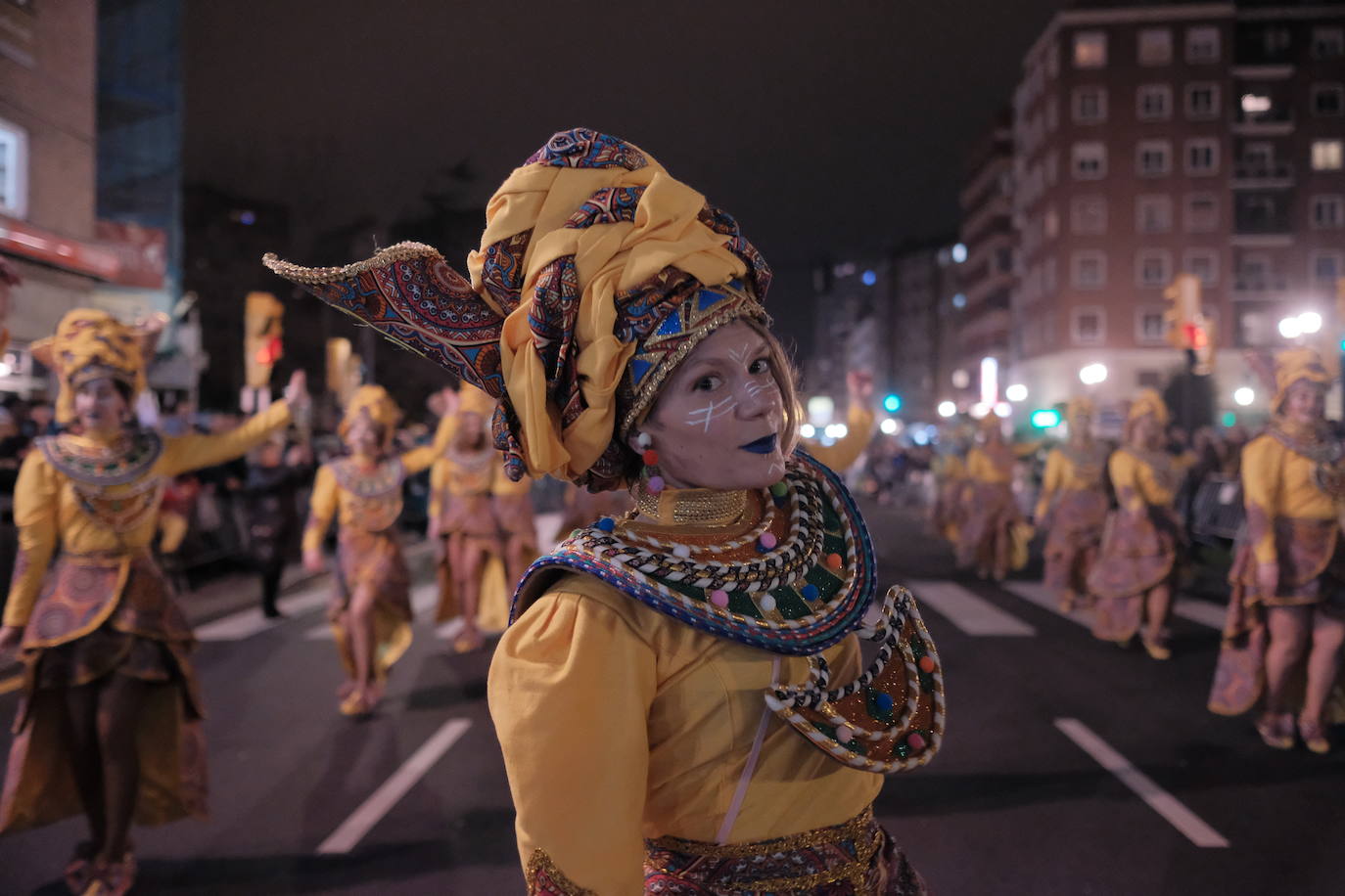 Las calles de Gijón se han llenado de color y máscaras para celebrar el antroxu más animado.