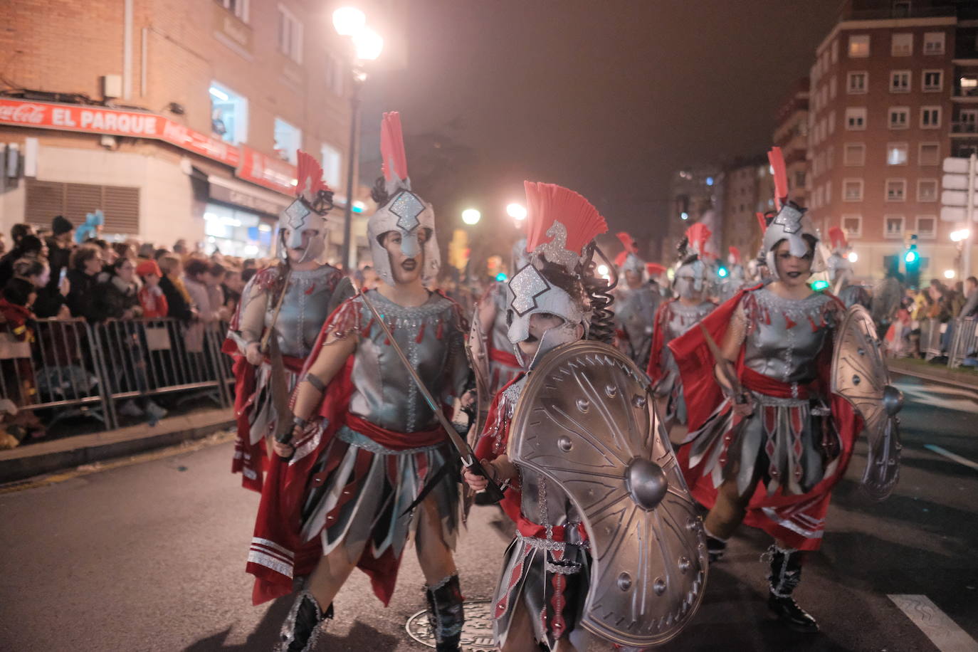 Las calles de Gijón se han llenado de color y máscaras para celebrar el antroxu más animado.