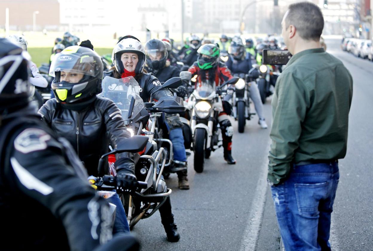 Las integrantes de Motocomadres iniciaron la ruta hasta Noreña desde la calle Sanz Crespo. 