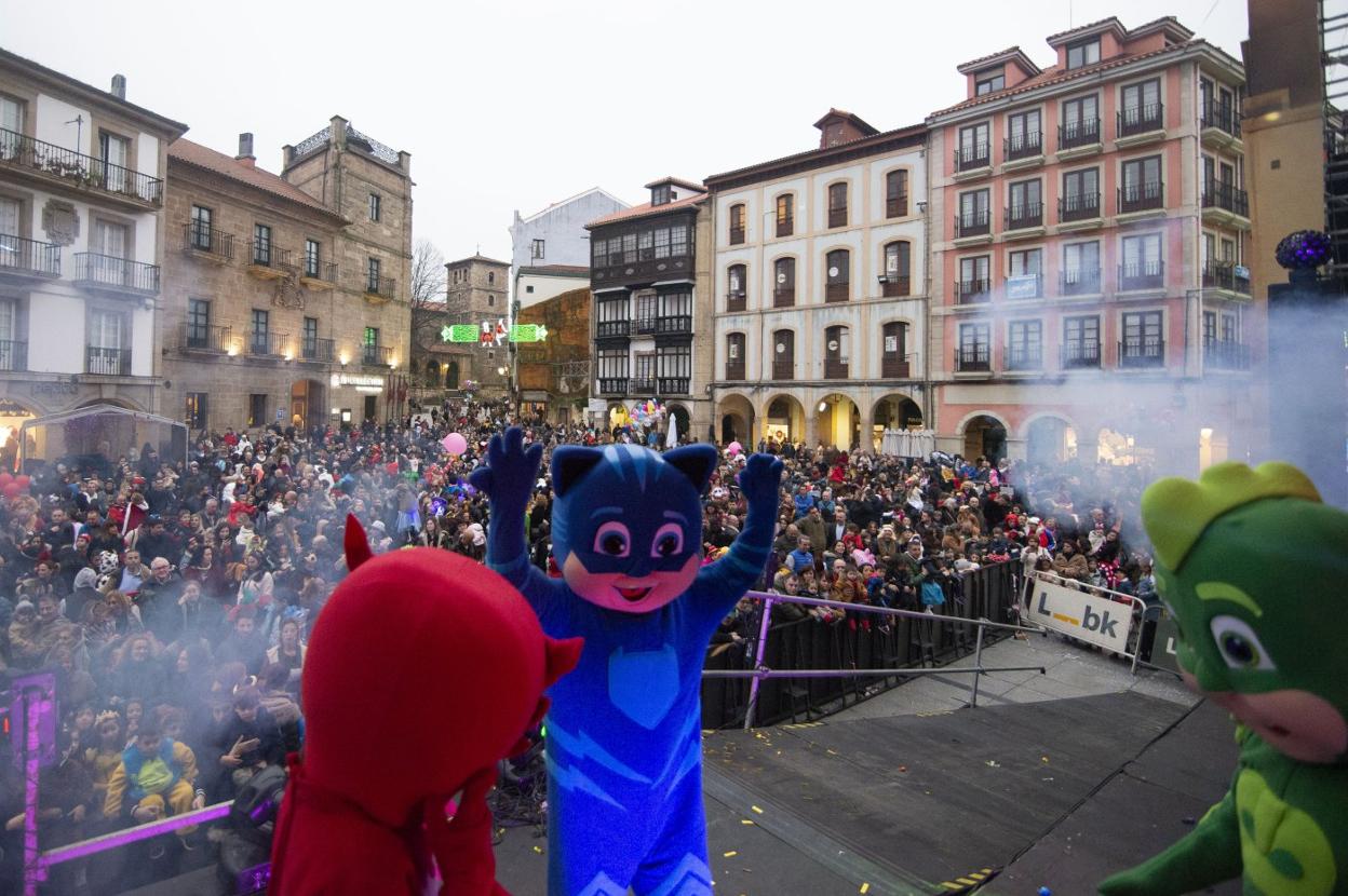 El espectáculo familir de Fred Events y la Campanera Furgo Party llenó ayer domingo la plaza de España de público de todas las edades. 