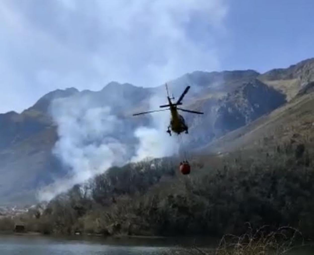 El helicóptero de bomberos, durante el operativo. 