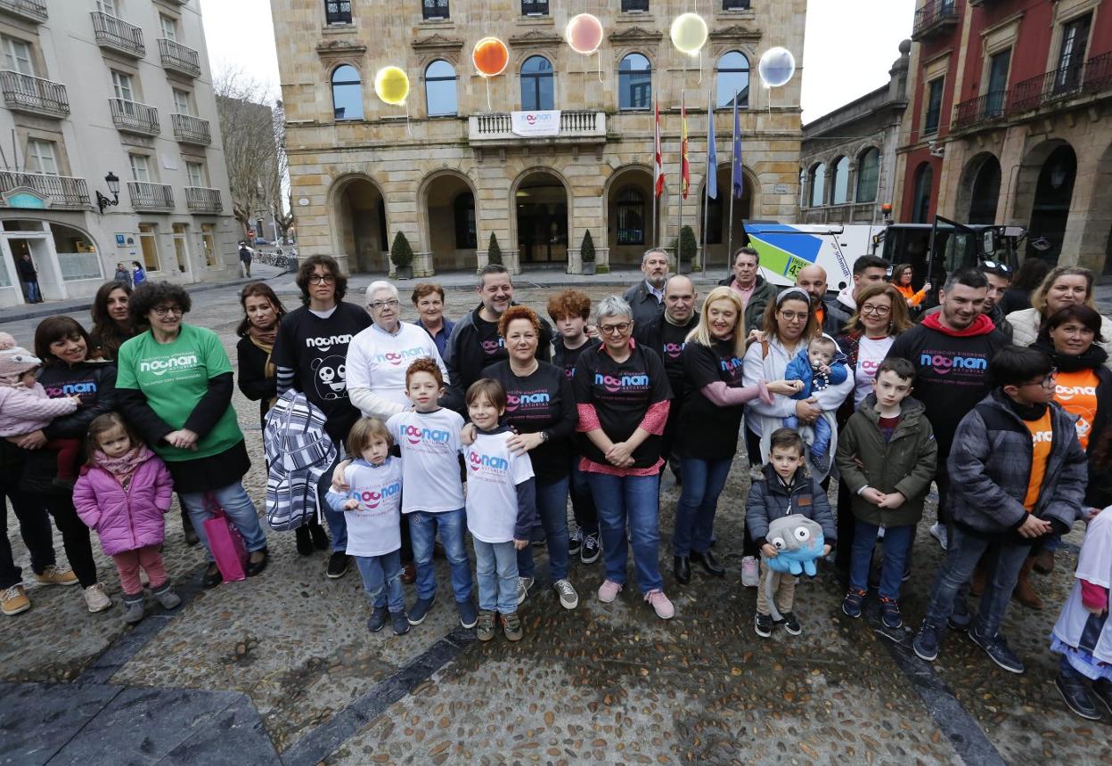 Miembros de la asociación asturiana Noonan, con la alcaldesa y la concela Salomé Díaz. 