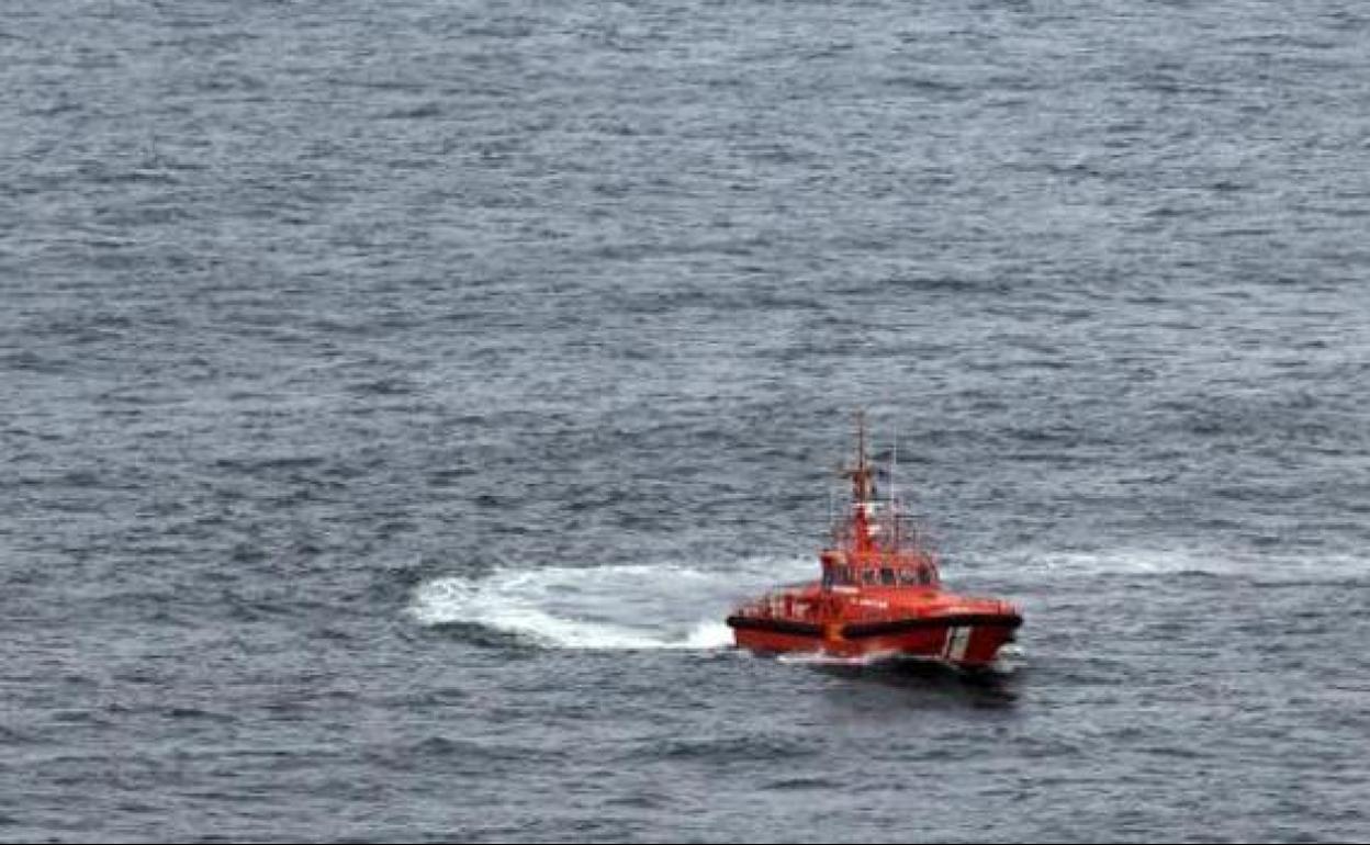 Hallan el cadáver de uno de los dos tripulantes de un pesquero hundido junto a las islas Cíes