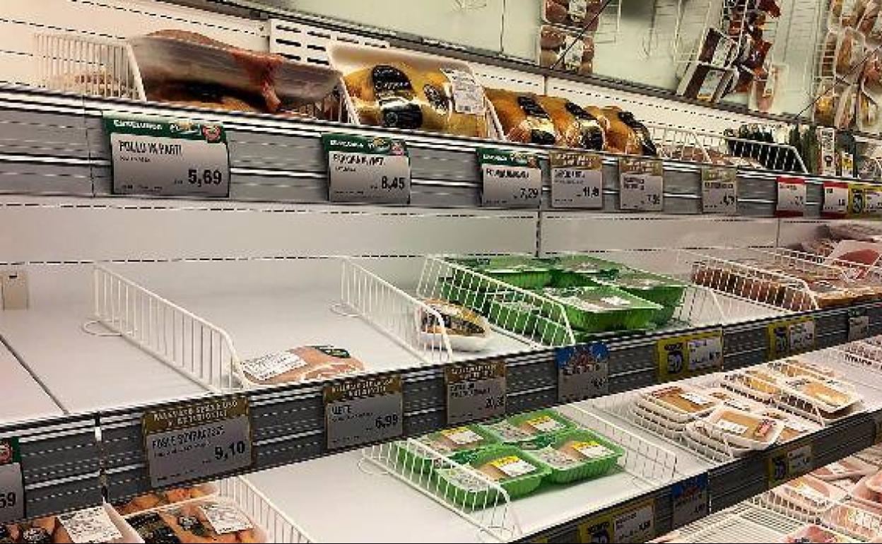 Los italianos asaltan supermercados y agotan el gel desinfectante y las mascarillas