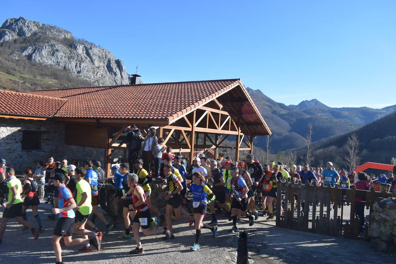 Casi 300 corredores se dieron cita este domingo 23 en el tradicional Trail Cabeza L'Arcu 2020 en el pueblo de Caleao, el mismo corazón del Parque Natural de Redes. Una de esas citas obligatorias para los amantes del trail en Asturias, que ha dejado en el pódium absoluto masculino a Adrián Serrano Tomé, Alberto Fernández Palacio y José Pedro Bayón Menéndez; y en el femenino a Laura Álvarez Álvarez, Iris Fernández García y Eva Álvarez Cerra.