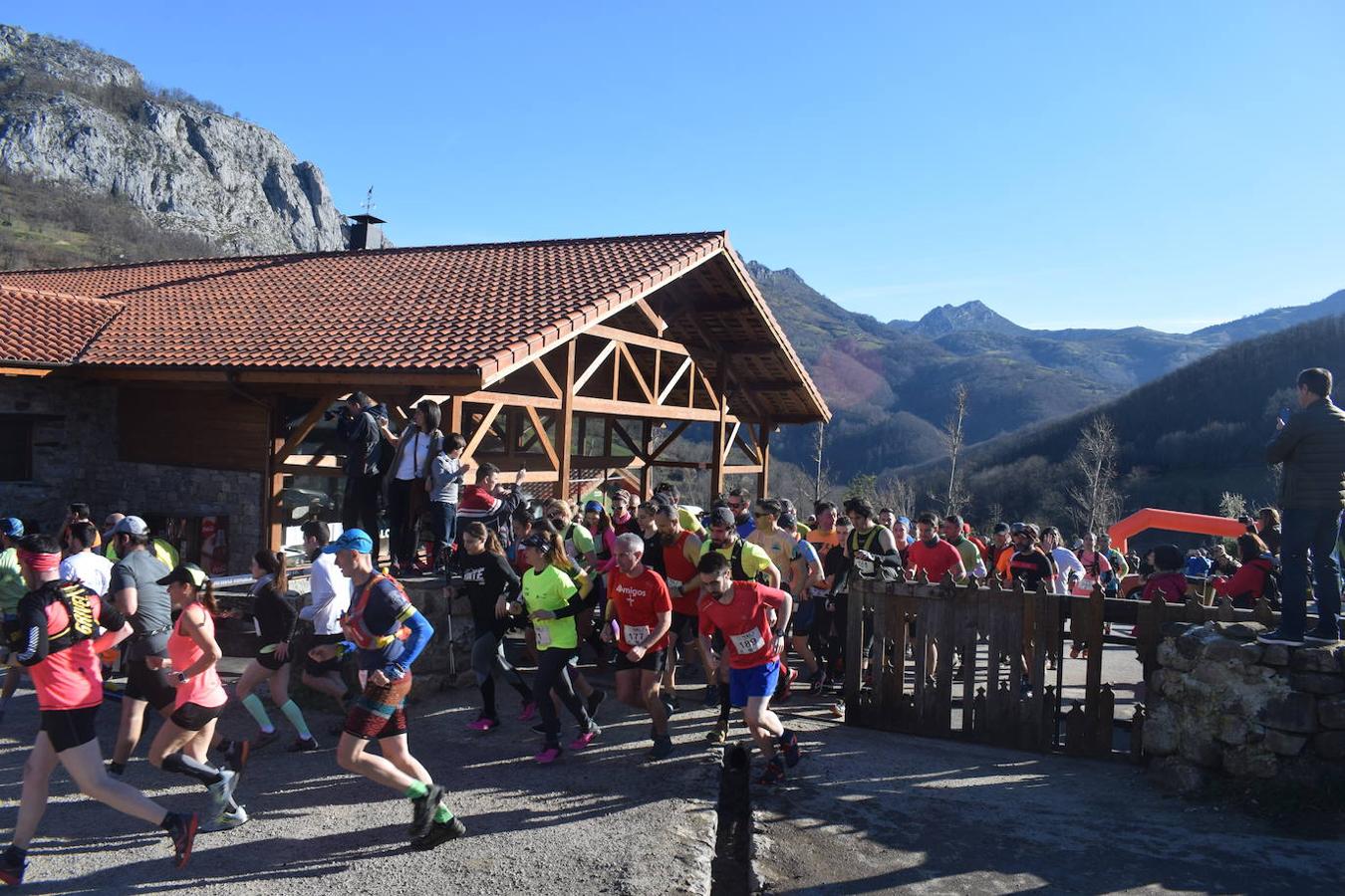 Casi 300 corredores se dieron cita este domingo 23 en el tradicional Trail Cabeza L'Arcu 2020 en el pueblo de Caleao, el mismo corazón del Parque Natural de Redes. Una de esas citas obligatorias para los amantes del trail en Asturias, que ha dejado en el pódium absoluto masculino a Adrián Serrano Tomé, Alberto Fernández Palacio y José Pedro Bayón Menéndez; y en el femenino a Laura Álvarez Álvarez, Iris Fernández García y Eva Álvarez Cerra.