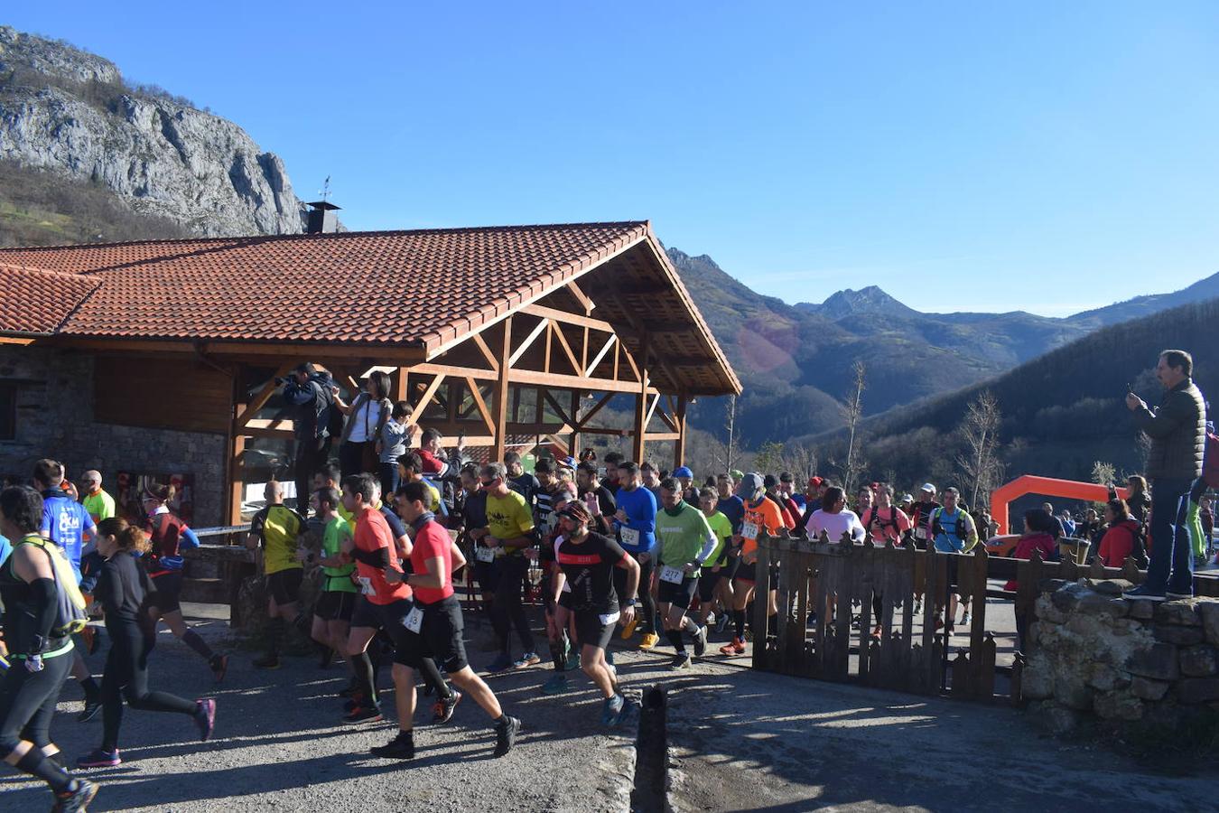 Casi 300 corredores se dieron cita este domingo 23 en el tradicional Trail Cabeza L'Arcu 2020 en el pueblo de Caleao, el mismo corazón del Parque Natural de Redes. Una de esas citas obligatorias para los amantes del trail en Asturias, que ha dejado en el pódium absoluto masculino a Adrián Serrano Tomé, Alberto Fernández Palacio y José Pedro Bayón Menéndez; y en el femenino a Laura Álvarez Álvarez, Iris Fernández García y Eva Álvarez Cerra.