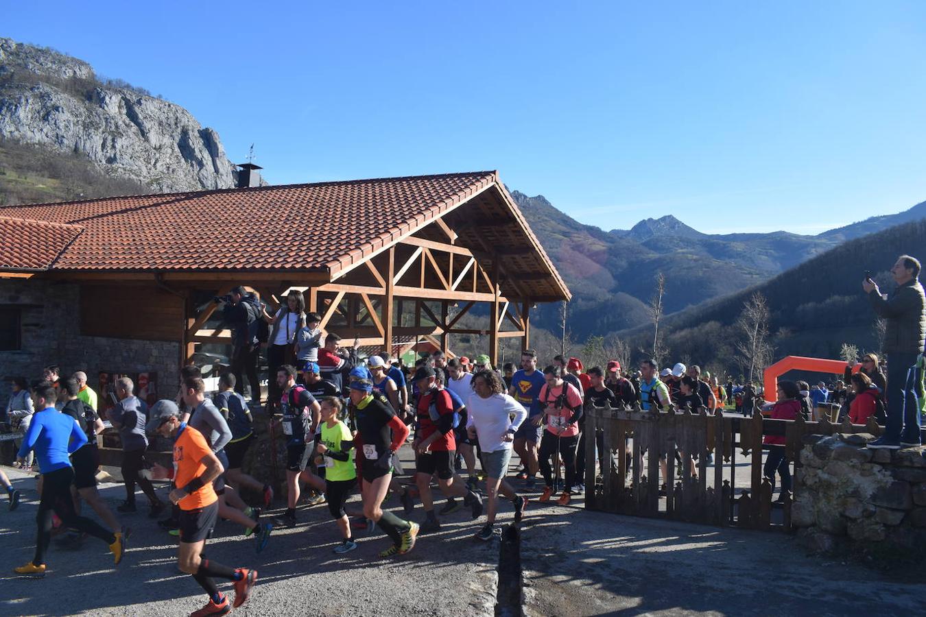 Casi 300 corredores se dieron cita este domingo 23 en el tradicional Trail Cabeza L'Arcu 2020 en el pueblo de Caleao, el mismo corazón del Parque Natural de Redes. Una de esas citas obligatorias para los amantes del trail en Asturias, que ha dejado en el pódium absoluto masculino a Adrián Serrano Tomé, Alberto Fernández Palacio y José Pedro Bayón Menéndez; y en el femenino a Laura Álvarez Álvarez, Iris Fernández García y Eva Álvarez Cerra.