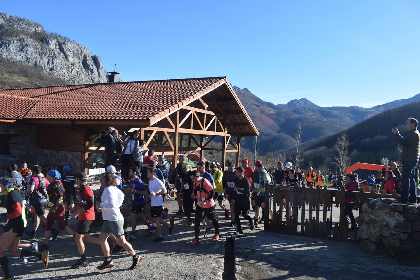 Casi 300 corredores se dieron cita este domingo 23 en el tradicional Trail Cabeza L'Arcu 2020 en el pueblo de Caleao, el mismo corazón del Parque Natural de Redes. Una de esas citas obligatorias para los amantes del trail en Asturias, que ha dejado en el pódium absoluto masculino a Adrián Serrano Tomé, Alberto Fernández Palacio y José Pedro Bayón Menéndez; y en el femenino a Laura Álvarez Álvarez, Iris Fernández García y Eva Álvarez Cerra.