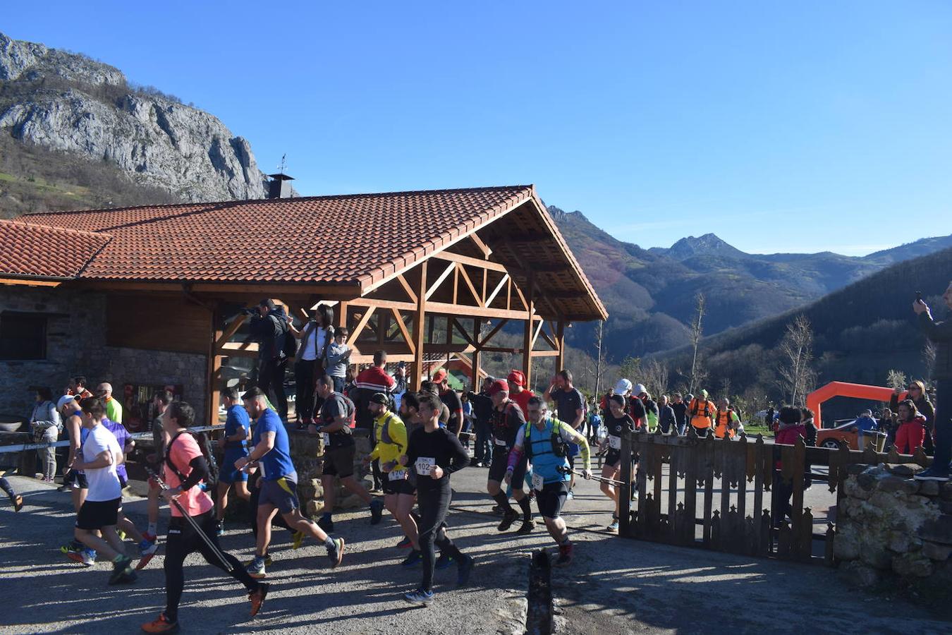 Casi 300 corredores se dieron cita este domingo 23 en el tradicional Trail Cabeza L'Arcu 2020 en el pueblo de Caleao, el mismo corazón del Parque Natural de Redes. Una de esas citas obligatorias para los amantes del trail en Asturias, que ha dejado en el pódium absoluto masculino a Adrián Serrano Tomé, Alberto Fernández Palacio y José Pedro Bayón Menéndez; y en el femenino a Laura Álvarez Álvarez, Iris Fernández García y Eva Álvarez Cerra.