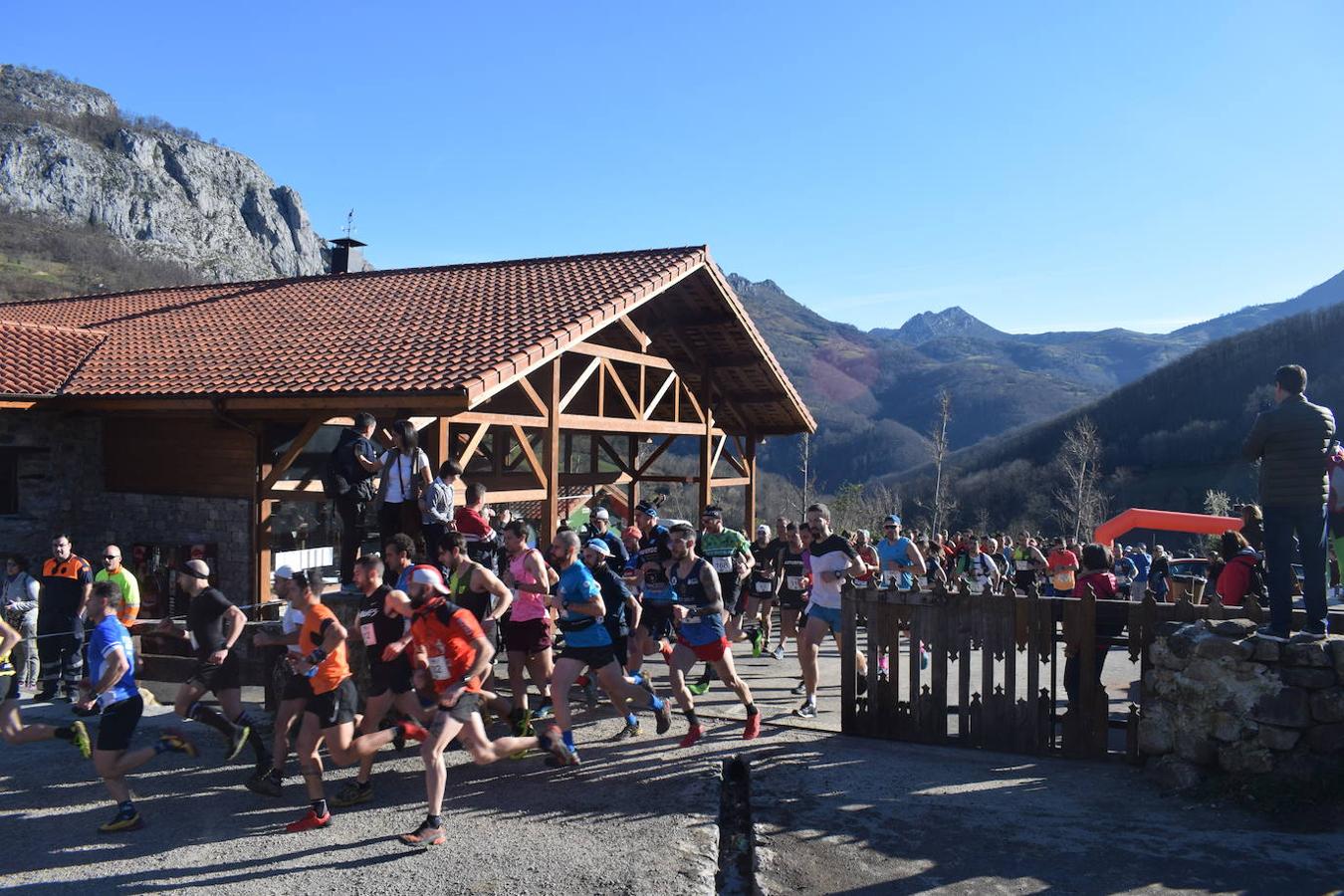 Casi 300 corredores se dieron cita este domingo 23 en el tradicional Trail Cabeza L'Arcu 2020 en el pueblo de Caleao, el mismo corazón del Parque Natural de Redes. Una de esas citas obligatorias para los amantes del trail en Asturias, que ha dejado en el pódium absoluto masculino a Adrián Serrano Tomé, Alberto Fernández Palacio y José Pedro Bayón Menéndez; y en el femenino a Laura Álvarez Álvarez, Iris Fernández García y Eva Álvarez Cerra.