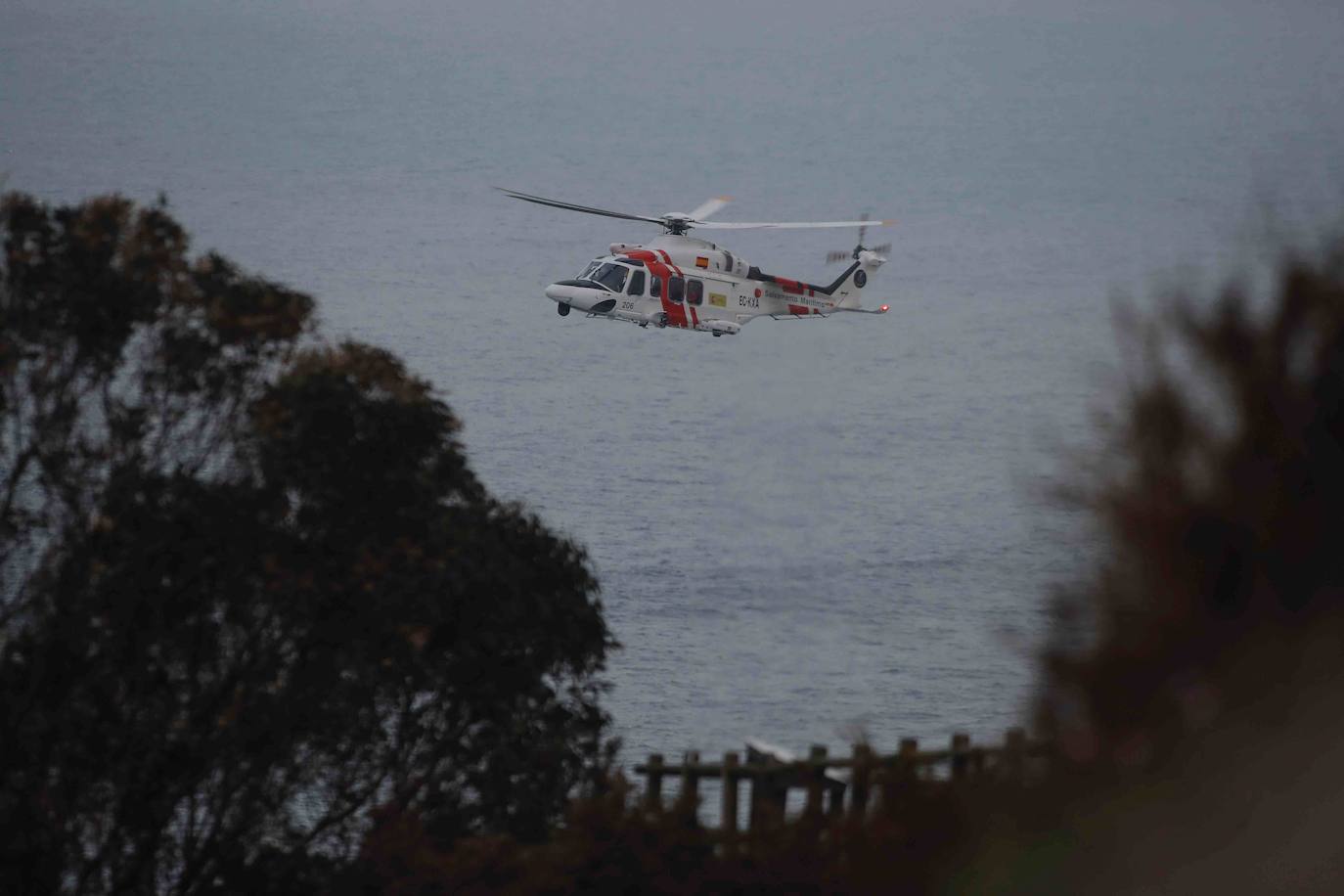 Bomberos, el Helimer y Salvamento Marítimo tratan de encontrar al hombre, desaparecido desde este lunes a mediodía