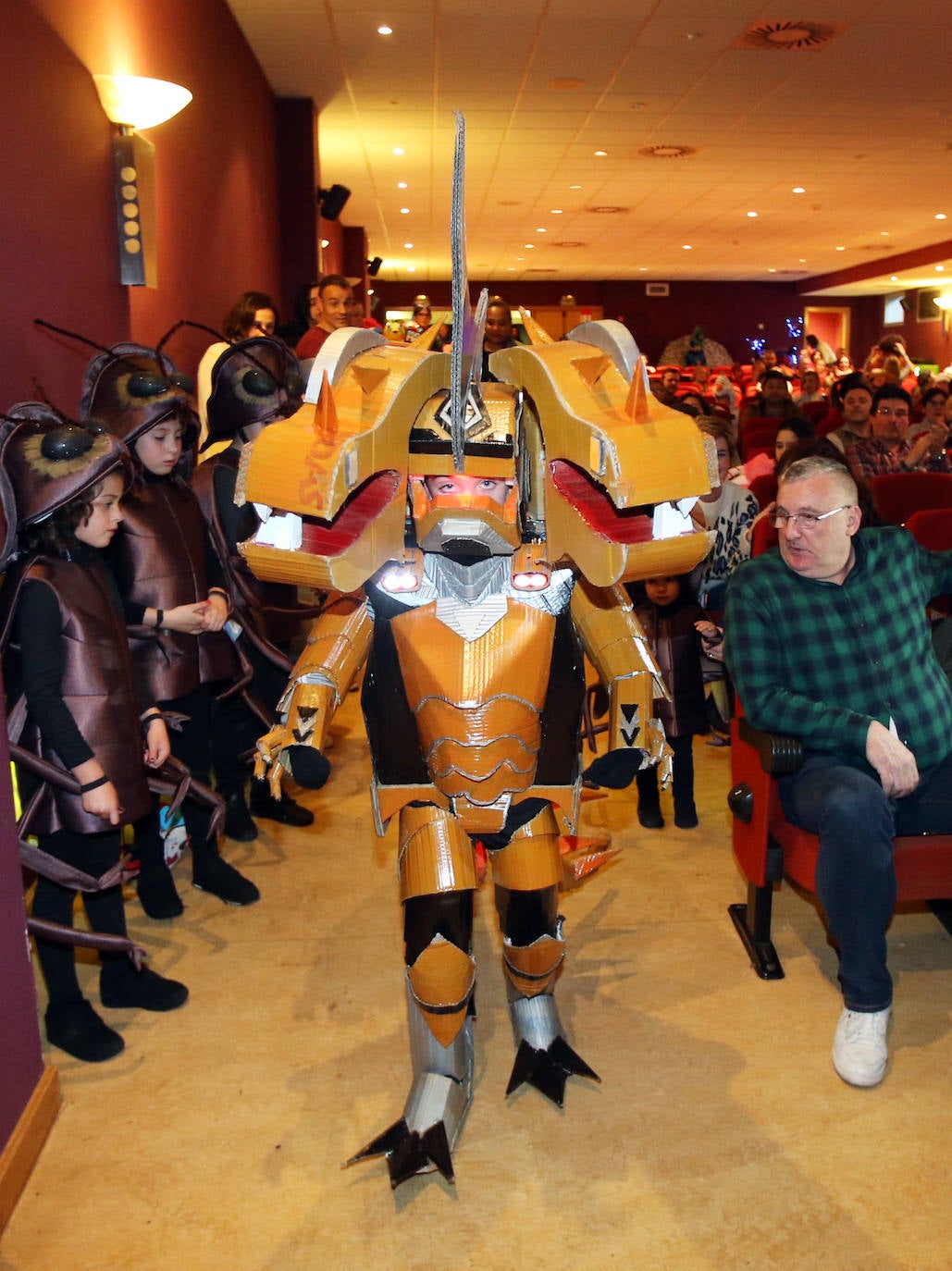 El Palacio de los Niños de Oviedo ha sido el escenario elegido para que los más pequeños de la casa disfrutaran de una tarde de magia, circo, humor y sorpresa. Y, de paso, lucieran sus mejores disfraces.