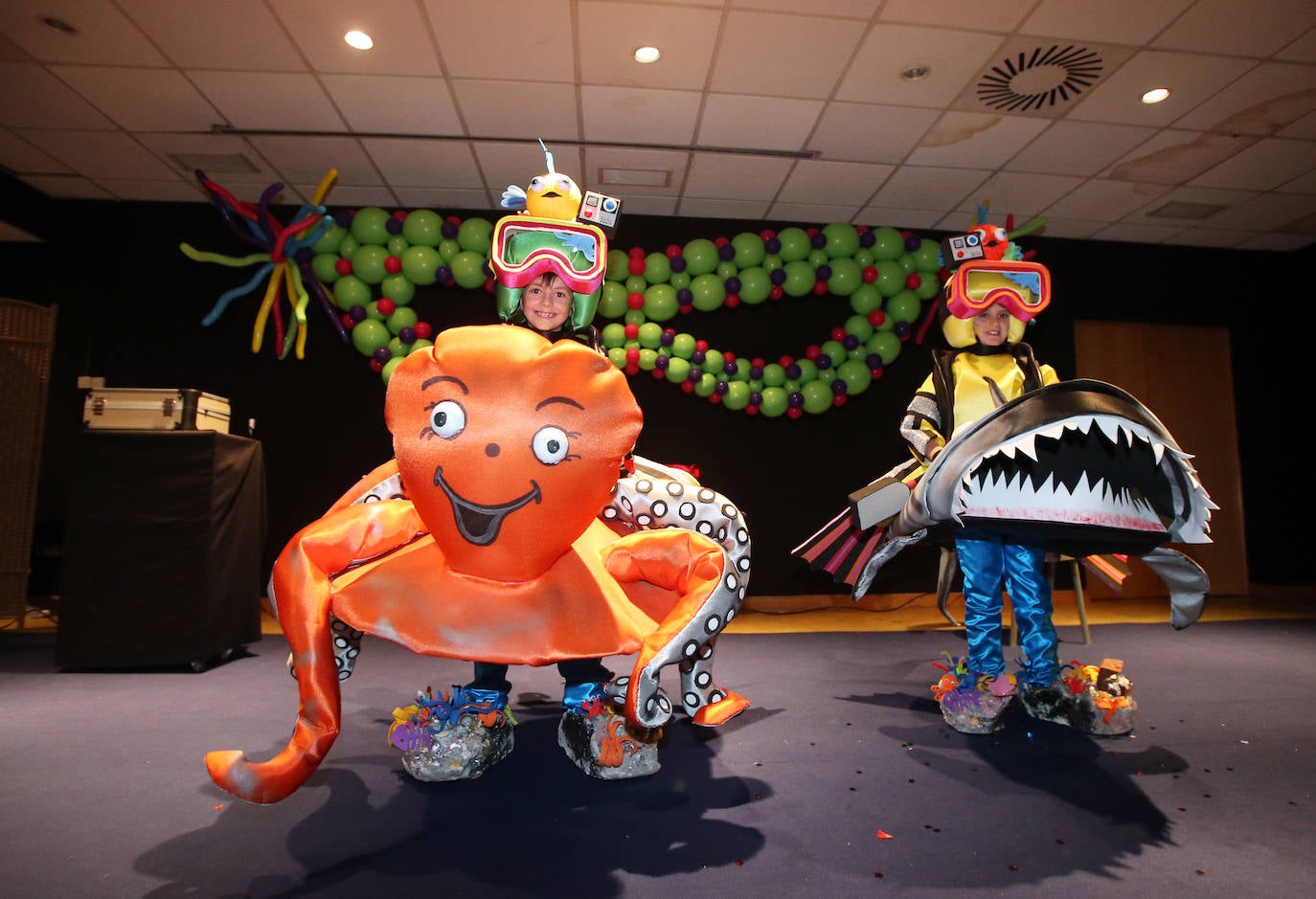 El Palacio de los Niños de Oviedo ha sido el escenario elegido para que los más pequeños de la casa disfrutaran de una tarde de magia, circo, humor y sorpresa. Y, de paso, lucieran sus mejores disfraces.