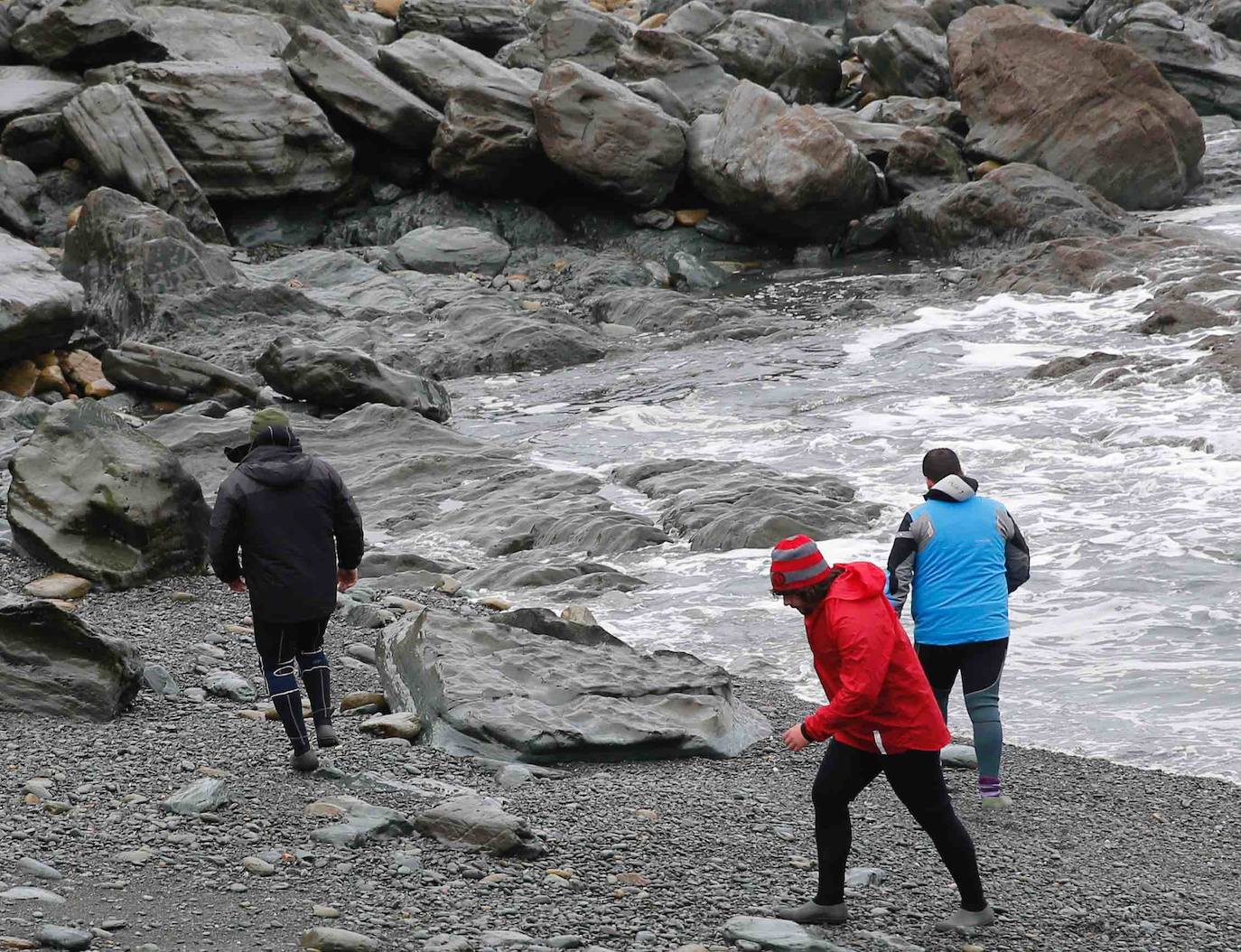 El hombre, de unos 40 años, se precipitó al agua en una zona peligrosa en esta época, conocida como Punta Los Espinos