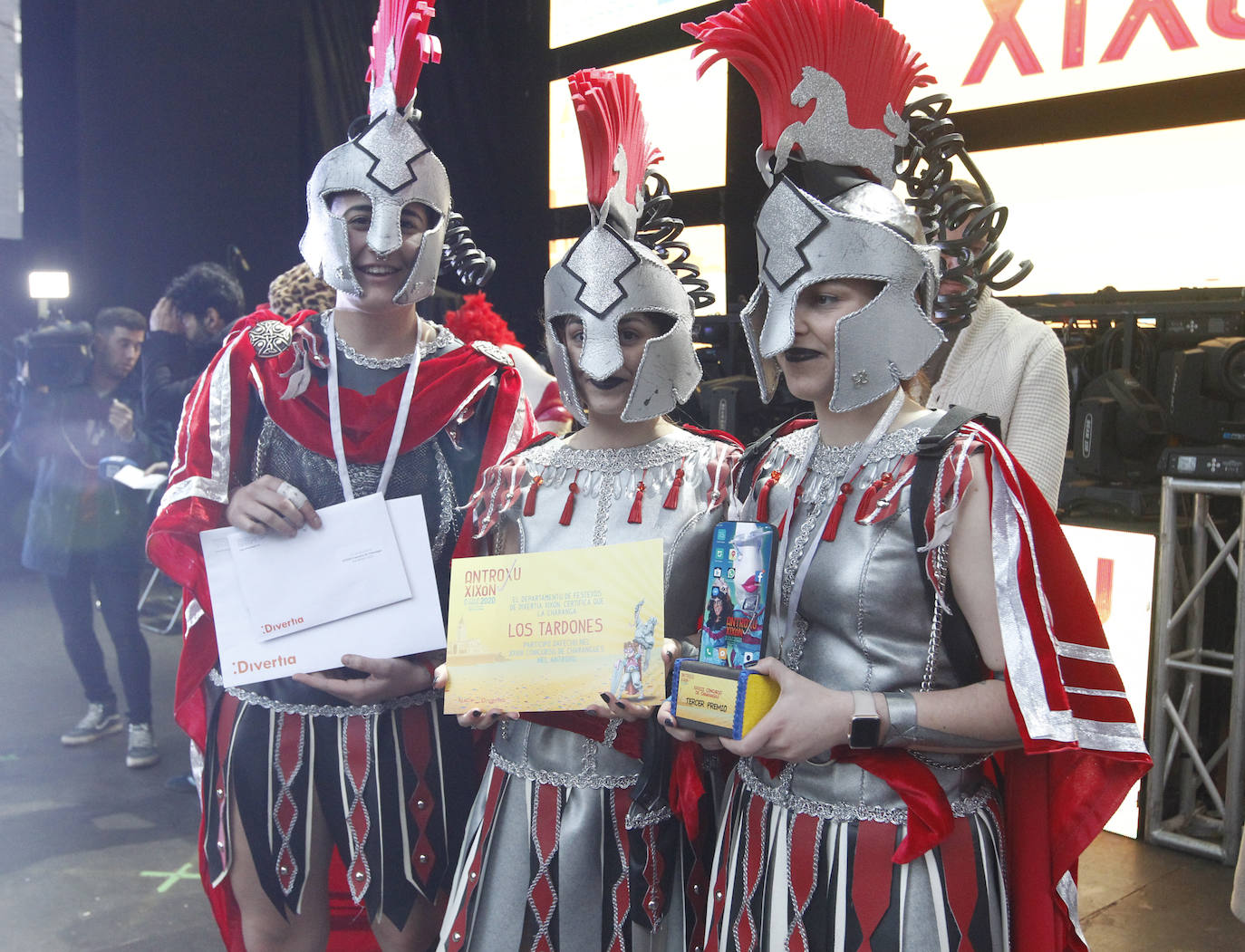 Xareu N'el Ñeru se llevó el primer premio del XXXIII Concurso de Charangas del antroxu gijonés por segundo año consecutivo. Esta charanga del barrio de Jove lució colorido con su 'Tribu Perdida' de chamanes, ataviados con unos trajes espectaculares con motivos tropicales. El segundo puesto fue para Los Gijonudos, mientras que Los Tardones se llevaron el tercero.